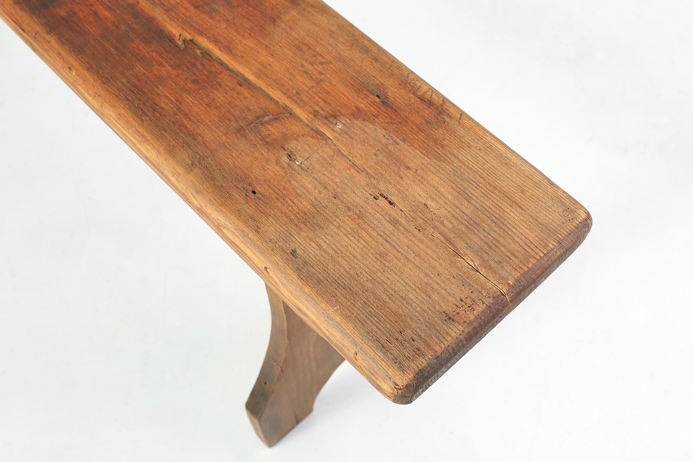 XX secolo Panca rustica in legno di Oak naturale con dettagli arrotondati, Francia, 1900 ca. 1900 in vendita