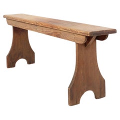 Banc rustique en bois de chêne naturel avec détails arrondis, France ca. 1900