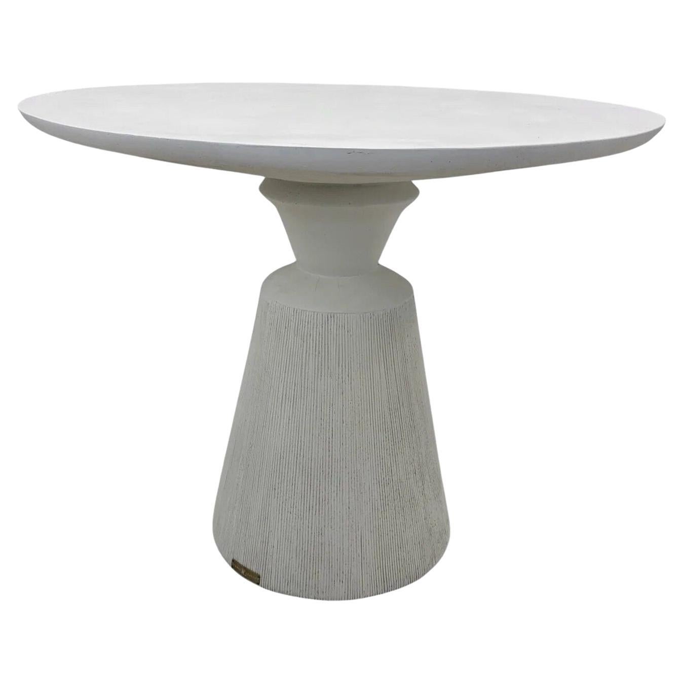 Rustikaler Esstisch aus Naturstein mit Indoor/Outdoor-Sockel von Summer Classics im Angebot