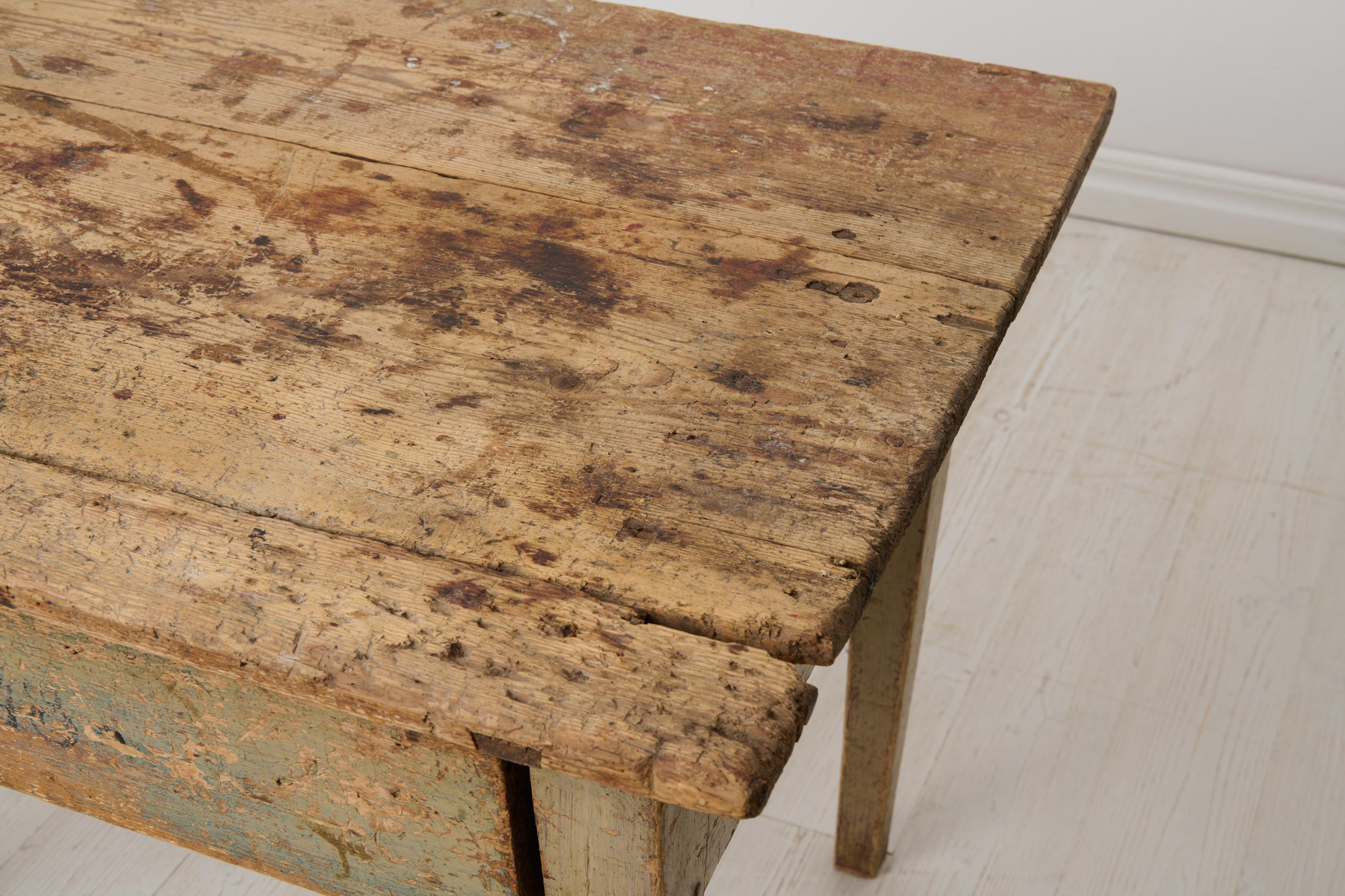 Table de ferme rustique suédoise avec peinture et patine d'origine en vente 2