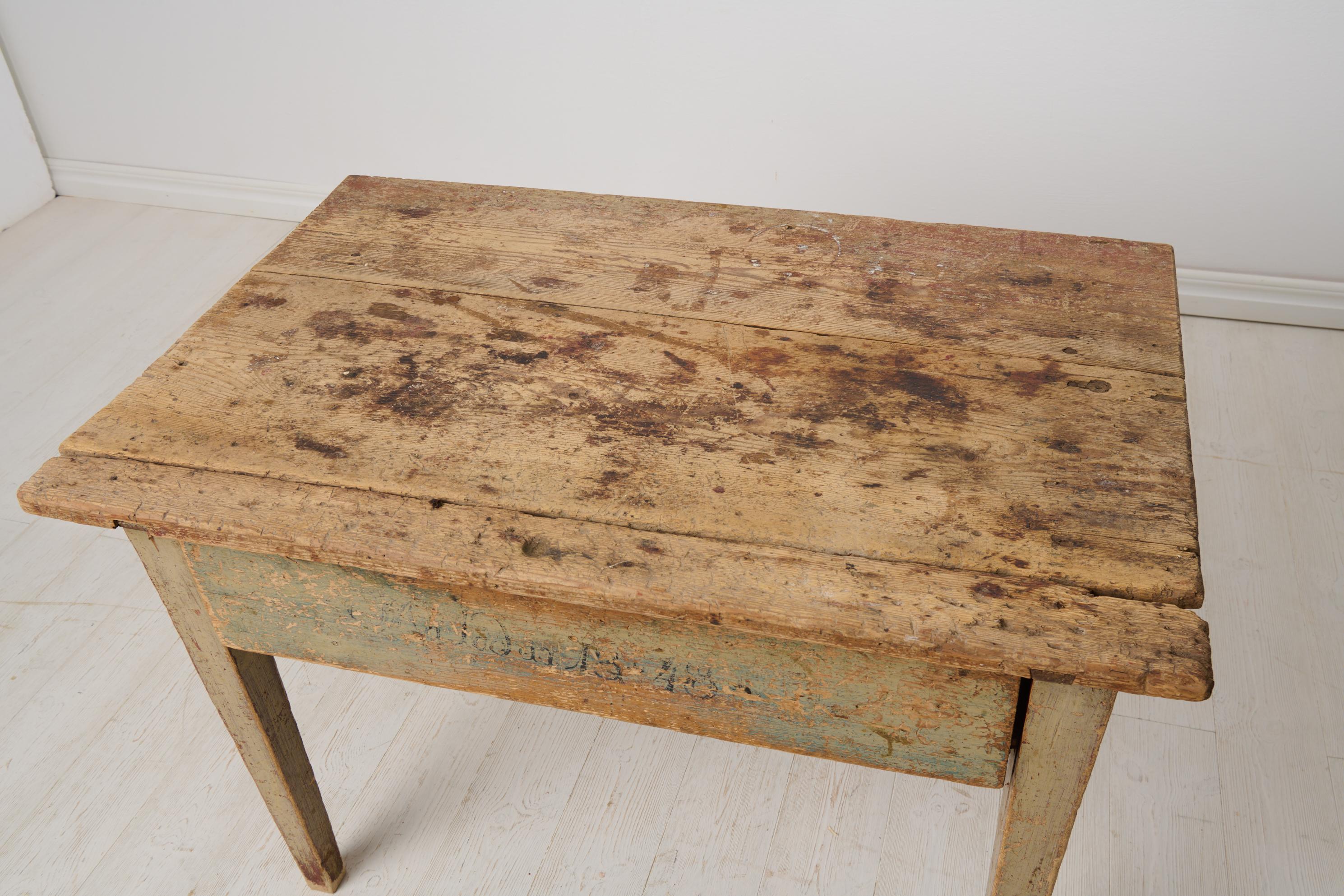 Table de ferme rustique suédoise avec peinture et patine d'origine en vente 3