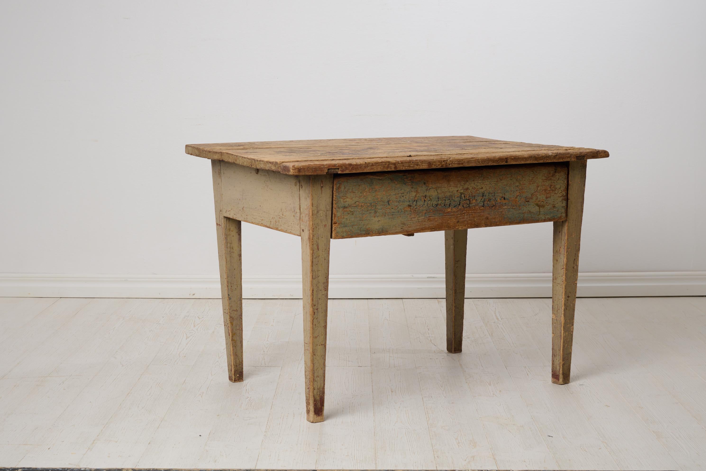 Suédois Table de ferme rustique suédoise avec peinture et patine d'origine en vente