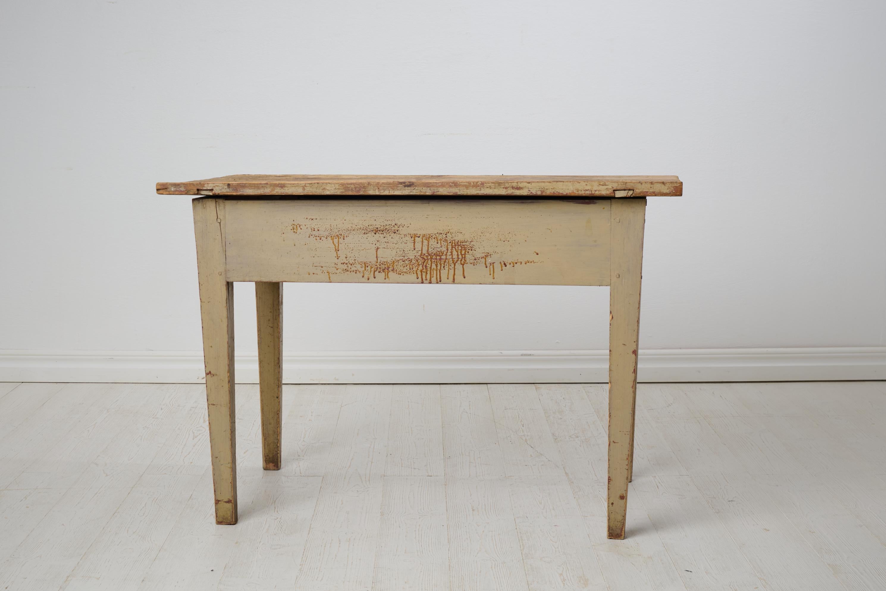 Fait main Table de ferme rustique suédoise avec peinture et patine d'origine en vente