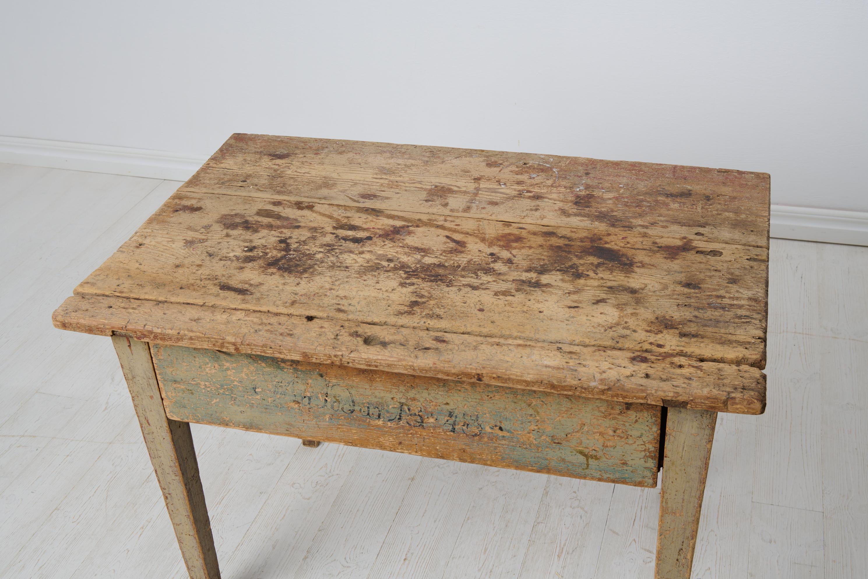 Table de ferme rustique suédoise avec peinture et patine d'origine Bon état - En vente à Kramfors, SE