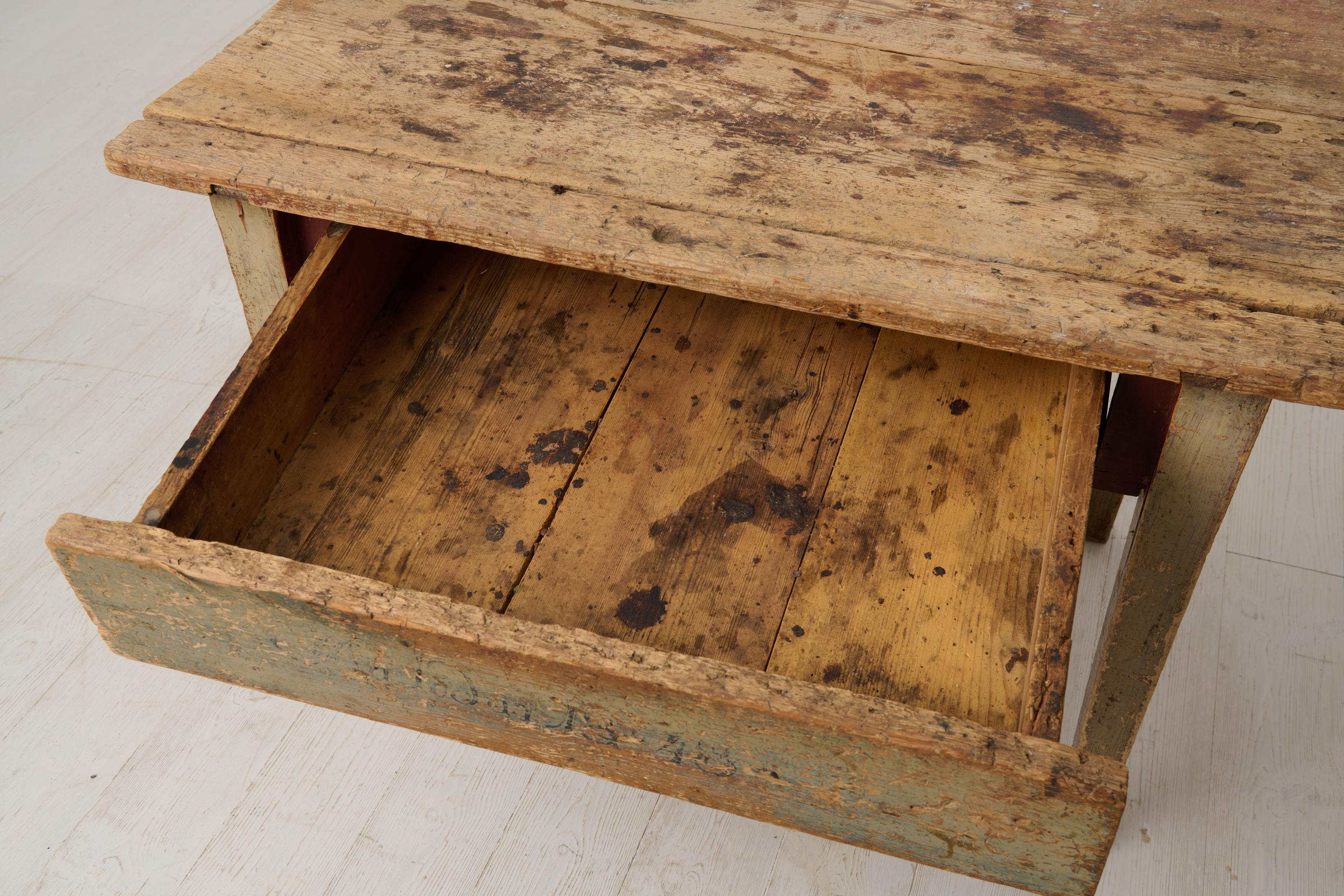Pin Table de ferme rustique suédoise avec peinture et patine d'origine en vente