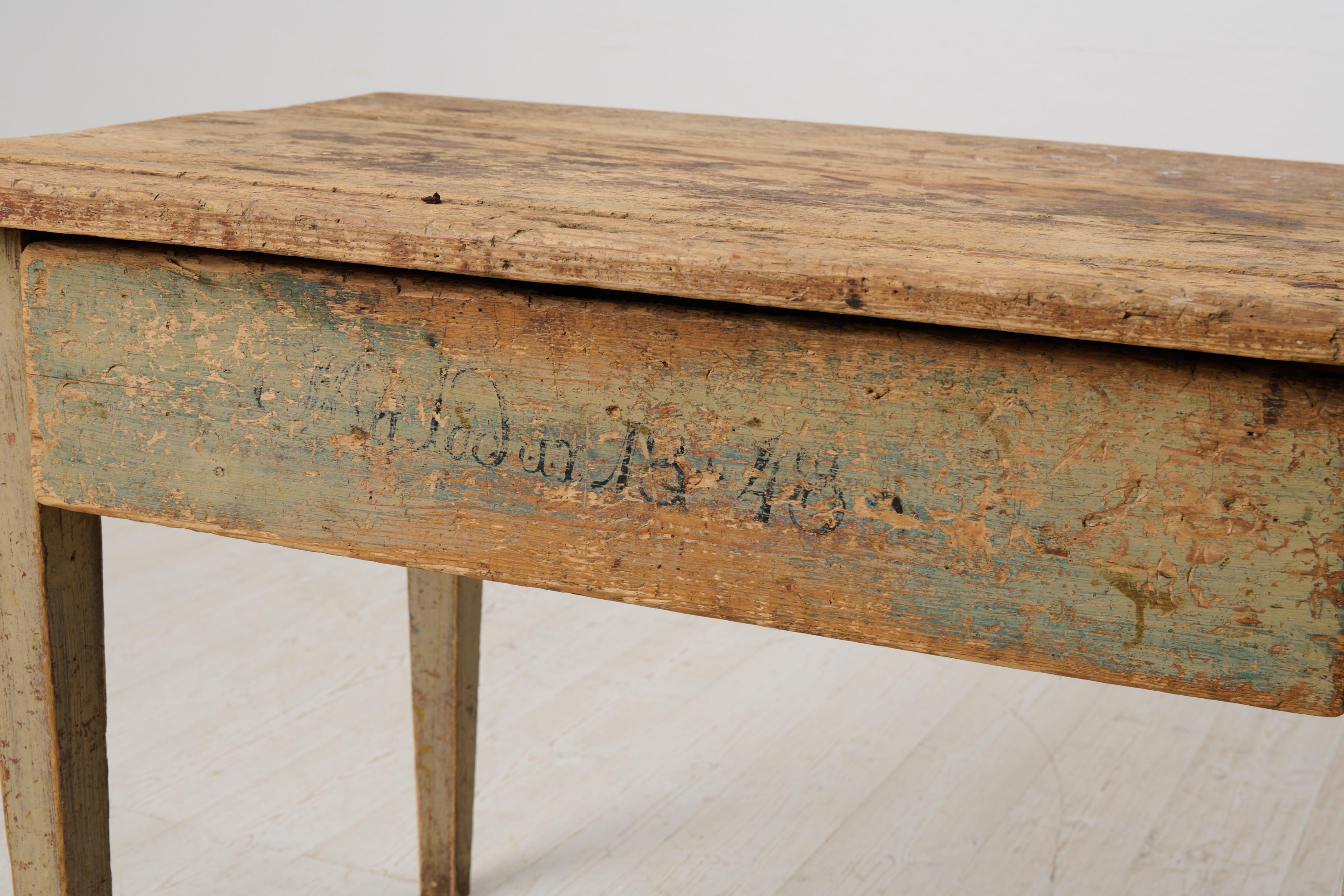 Table de ferme rustique suédoise avec peinture et patine d'origine en vente 1