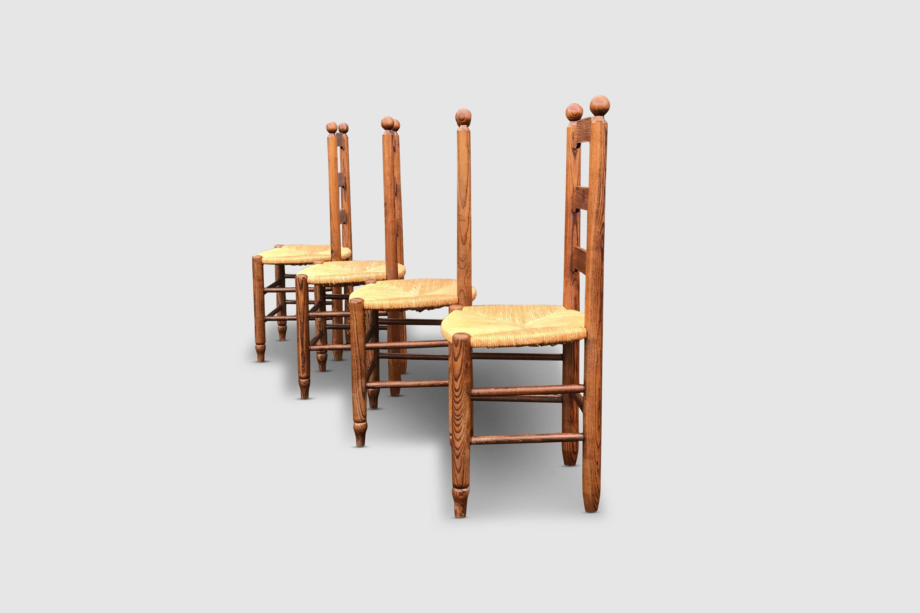 Milieu du XXe siècle Chaise de salle à manger rustique en chêne et osier Georges Robert The France 1960s, set of 4 en vente