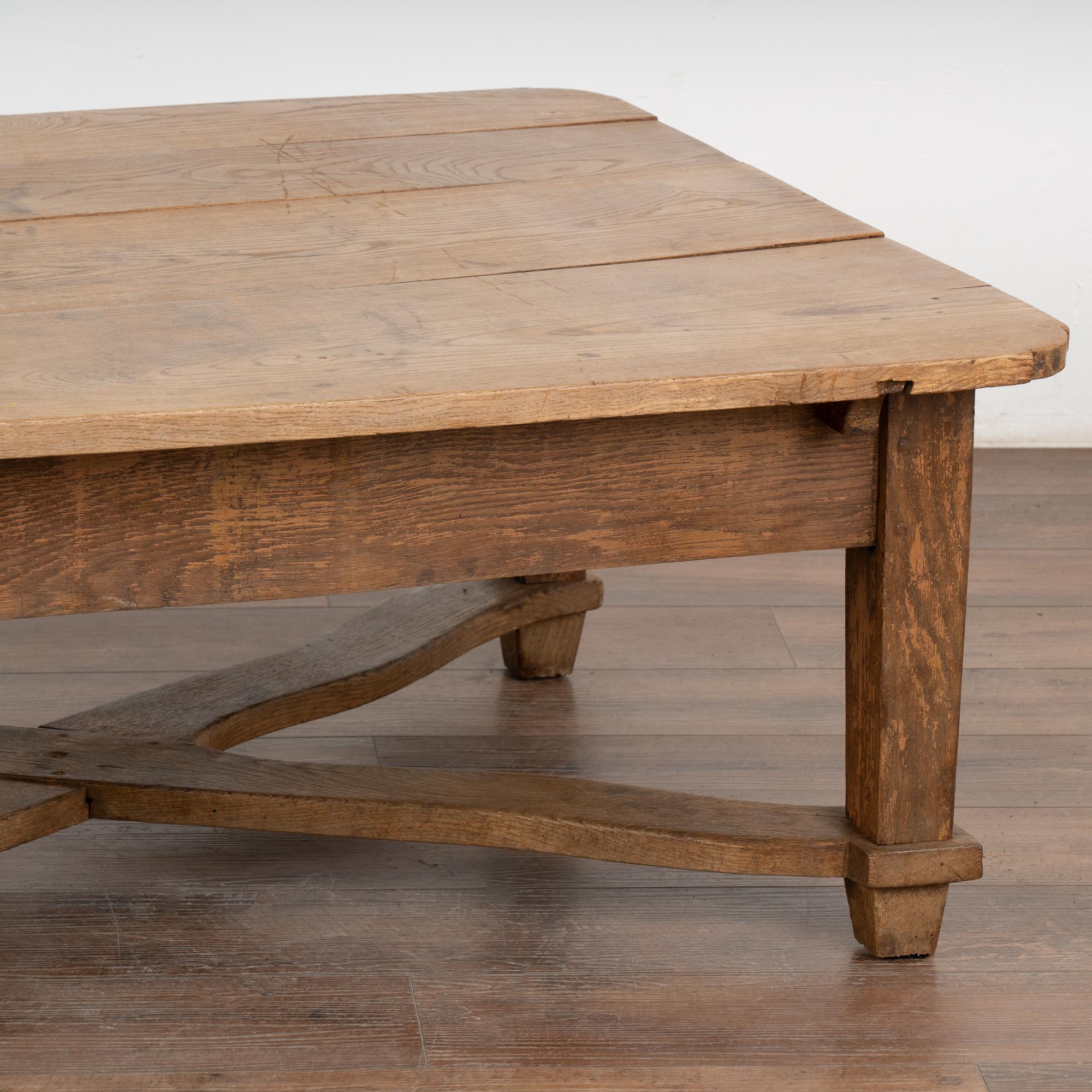 20ième siècle Table basse rustique en Oak, Hongrie vers 1900 en vente