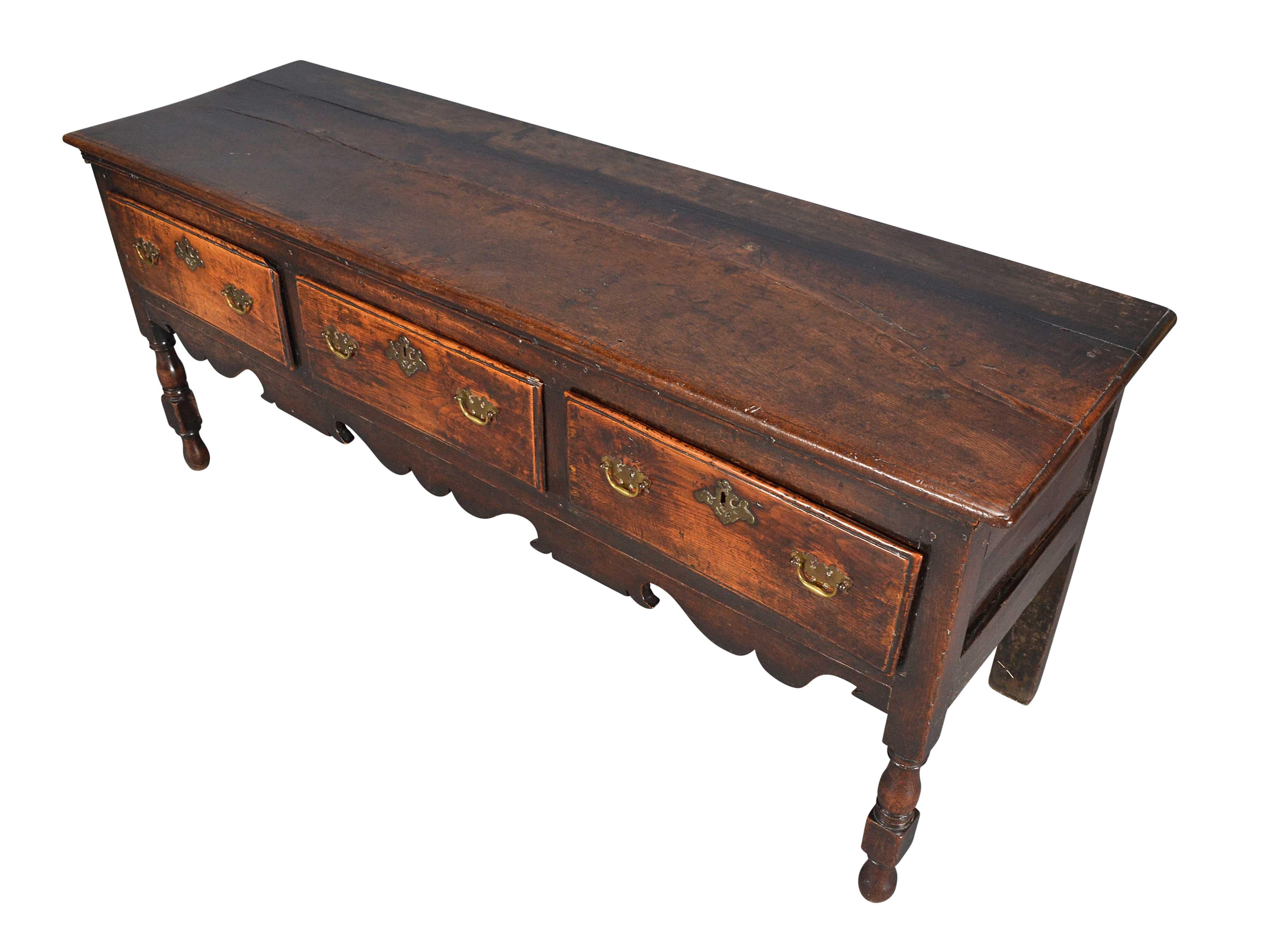 Inglese Comò rustico in Oak su gambe tornite in vendita