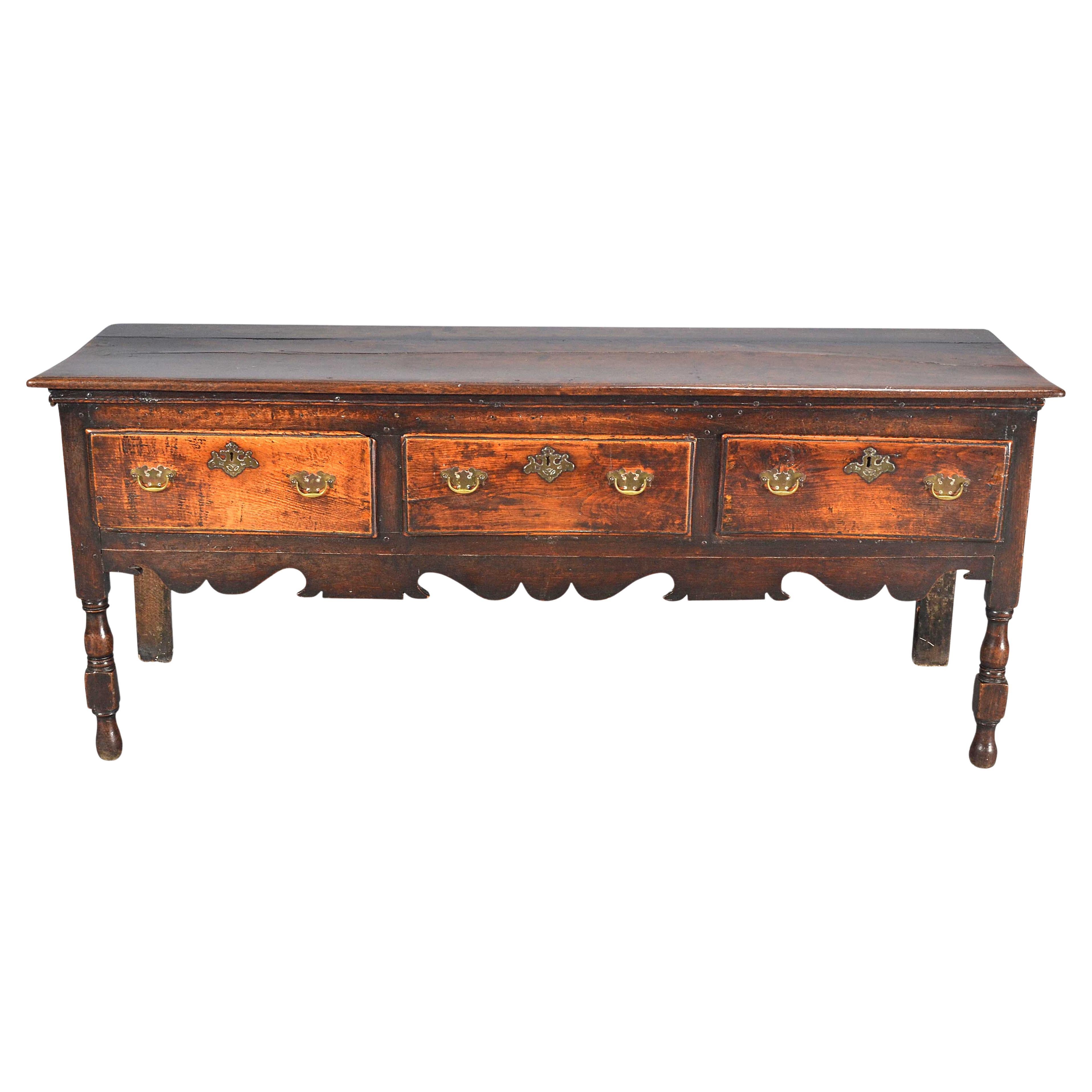 Comò rustico in Oak su gambe tornite in vendita