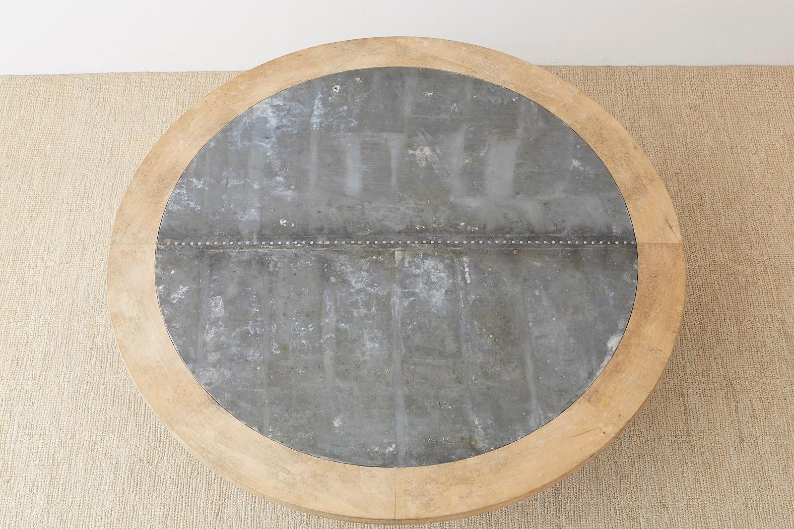 Runder Esstisch mit Zinkplatte aus Eiche:: aufgearbeitet (Rustikal)