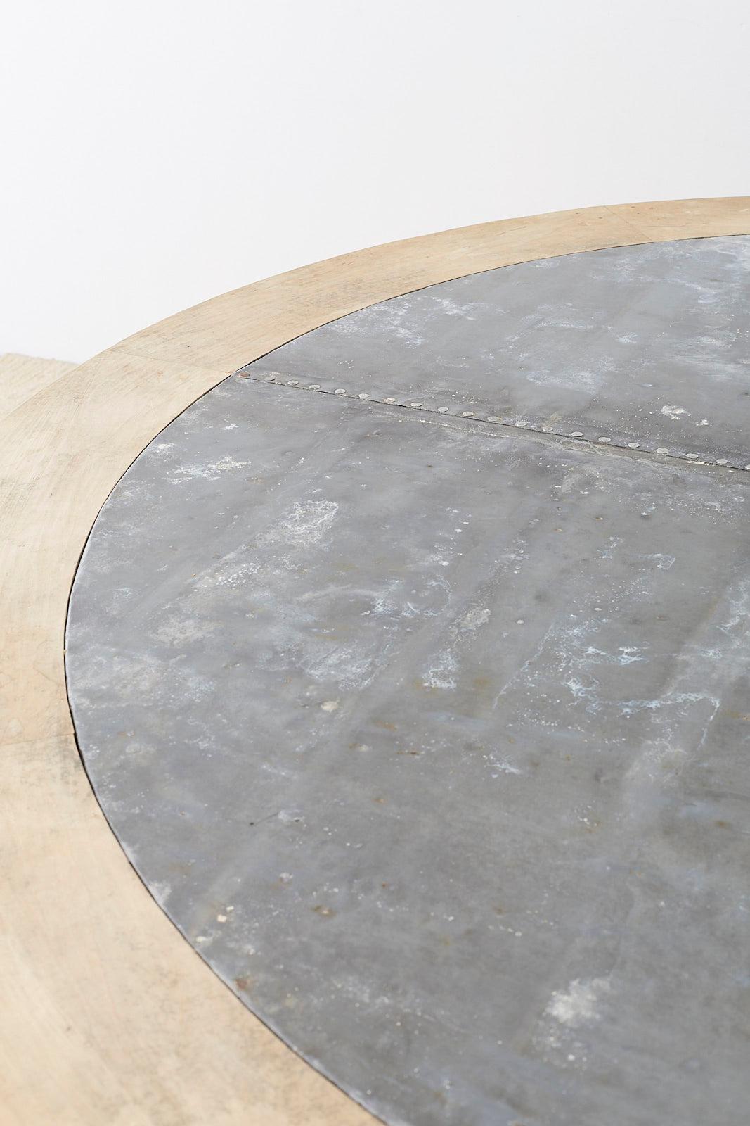 Runder Esstisch mit Zinkplatte aus Eiche:: aufgearbeitet im Zustand „Starke Gebrauchsspuren“ in Rio Vista, CA
