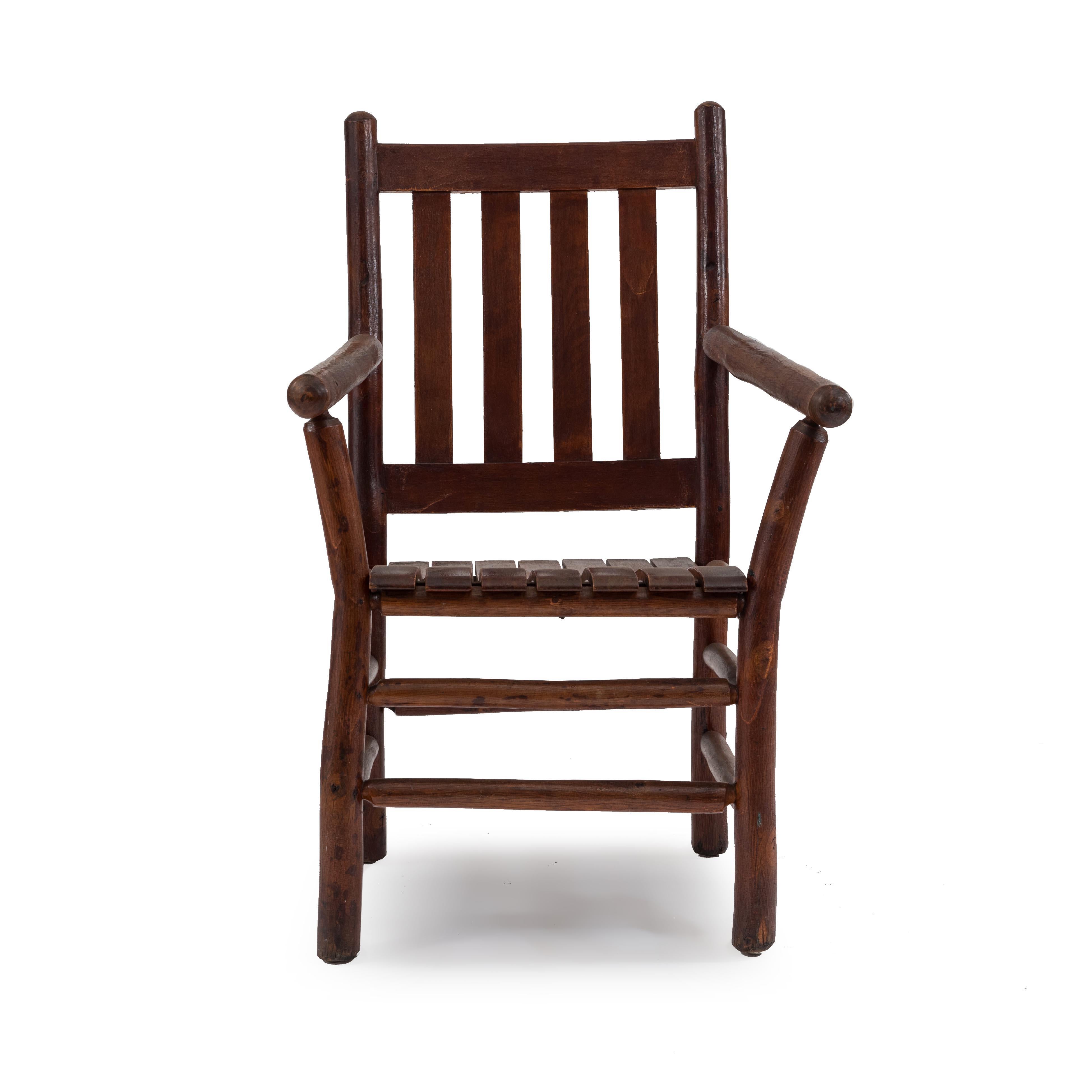 Poltrona americana rustica in legno di hickory vecchio con schienale a doghe sopra una seduta sagomata e gambe unite da una barella a scatola. (Marchio: Old Hickory/ Martinsville/ Indiana).