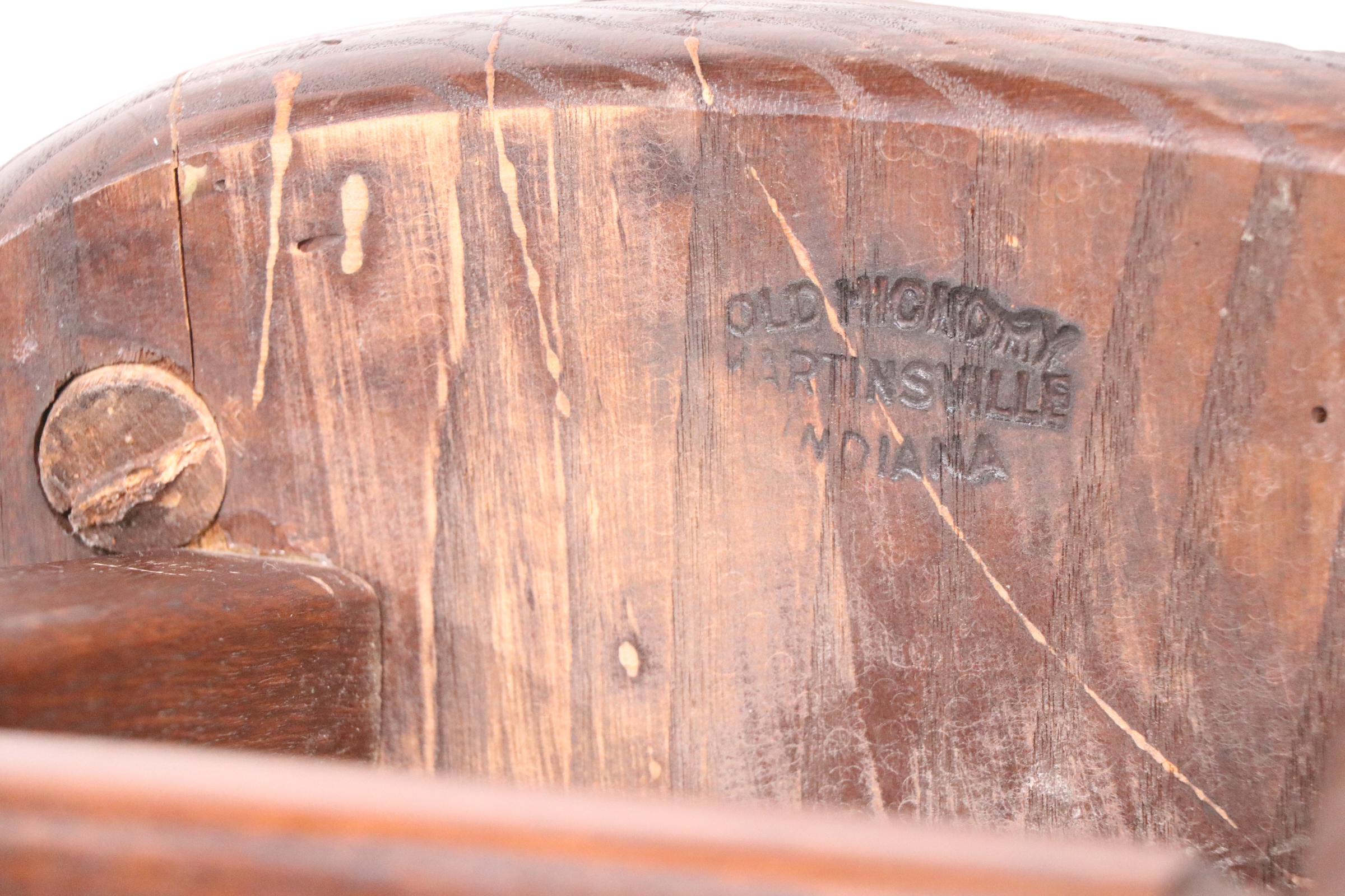 Old Hickory Barhocker aus Holz und geflochtenem Schilfrohr. Schwer zu findende Form, nicht oft auf dem Markt zu sehen, vollständig und korrekt markiert.  Der Hocker ist in einem sehr guten, sauberen Originalzustand, solide, stabil und einsatzbereit.
