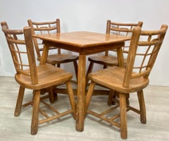 Ensemble rustique de table en vieux pacanier, époque médiévale américaine, vers 1950