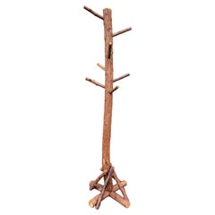 Árbol rústico de nogal americano para sombreros y abrigos