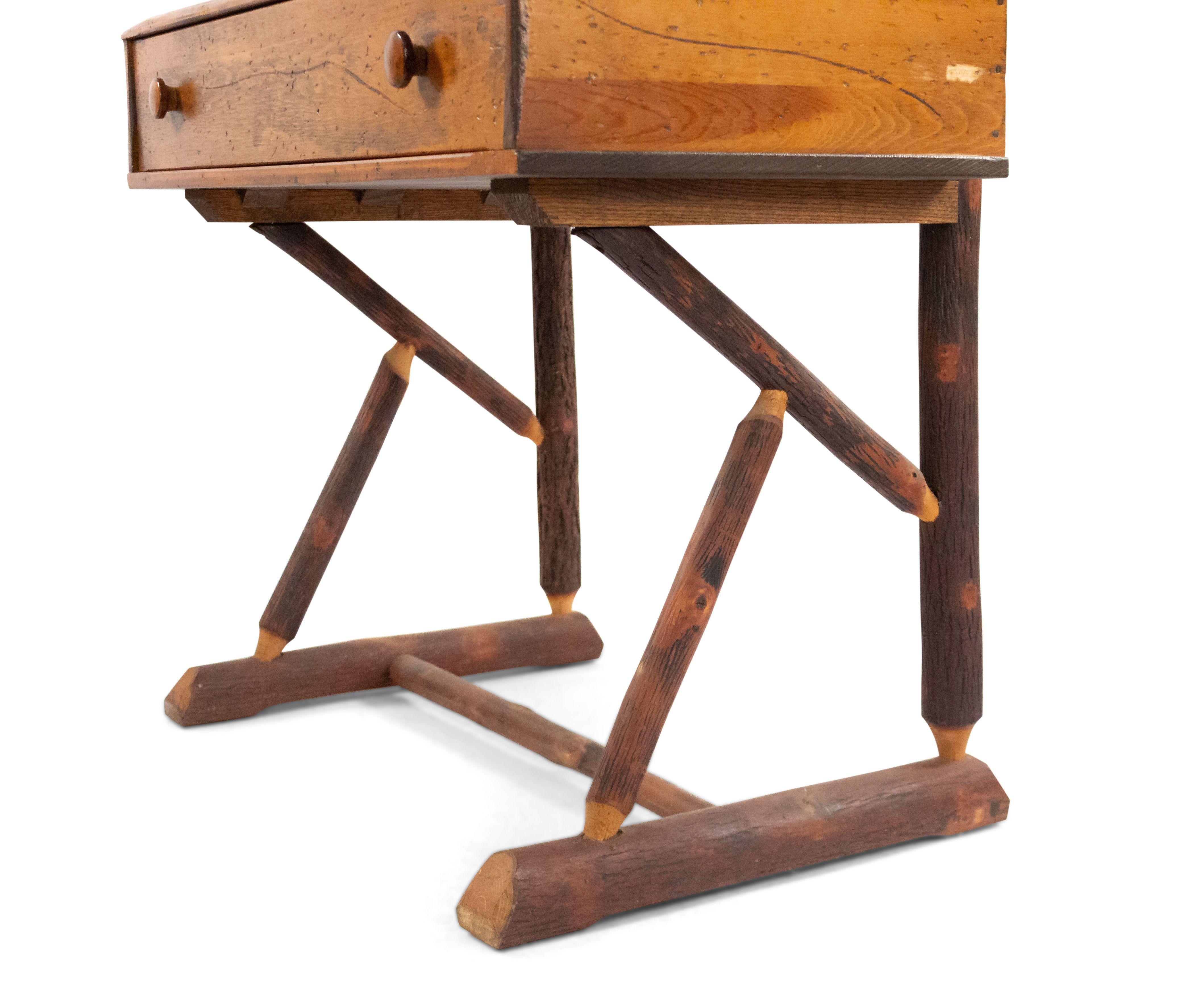 Rustikale Hütte aus Old Hickory mit Beinen aus Naturstämmen, einer Tischplatte mit Lattenrost und einem Regal, einer Schublade, dekorativen Aussparungen und Seilverkleidungen (SIGNIERT mit der Marke: Old Hickory, Martinsville, Indiana, #5189).
    