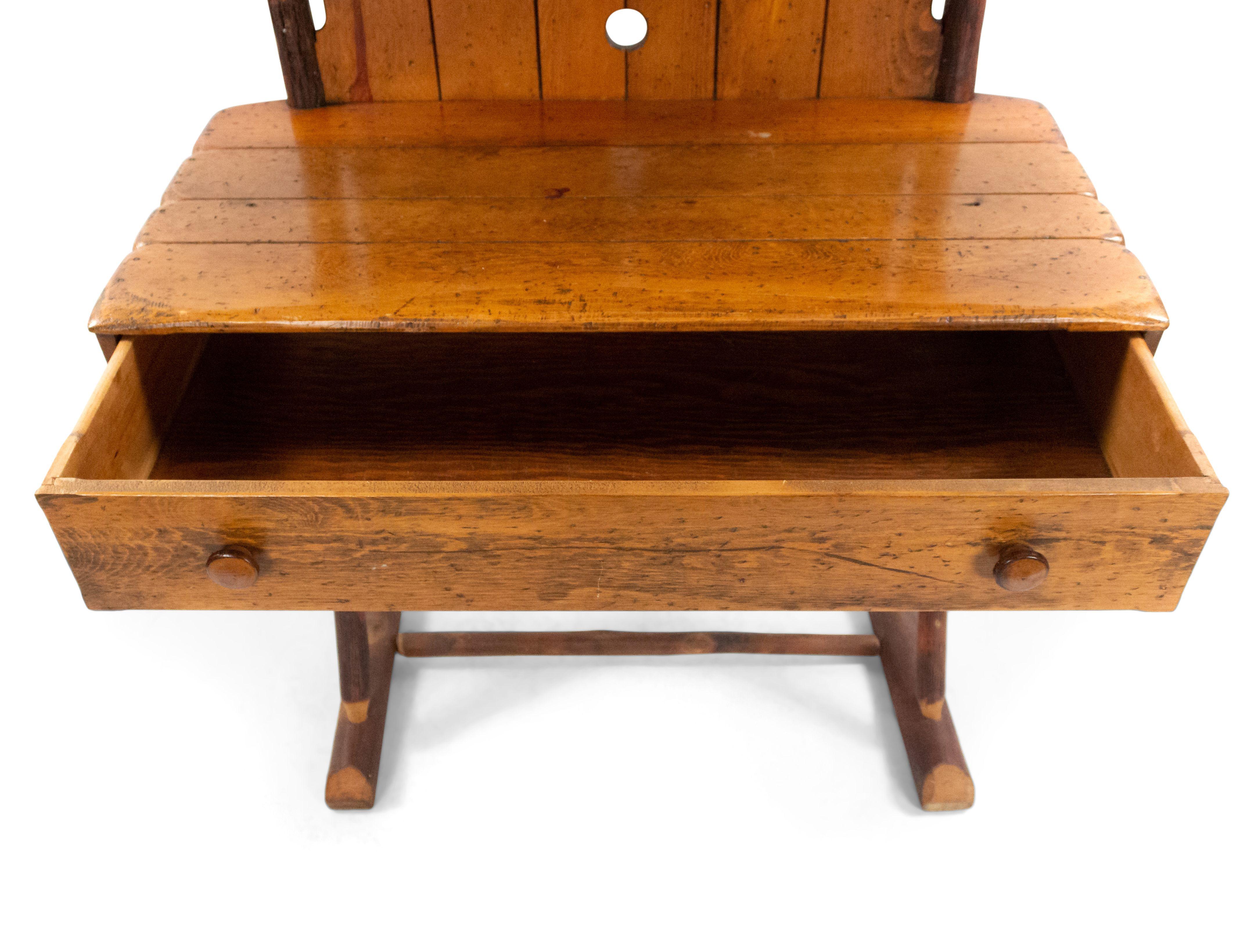 Rustikale alte Hickory-Hutch im Angebot 3
