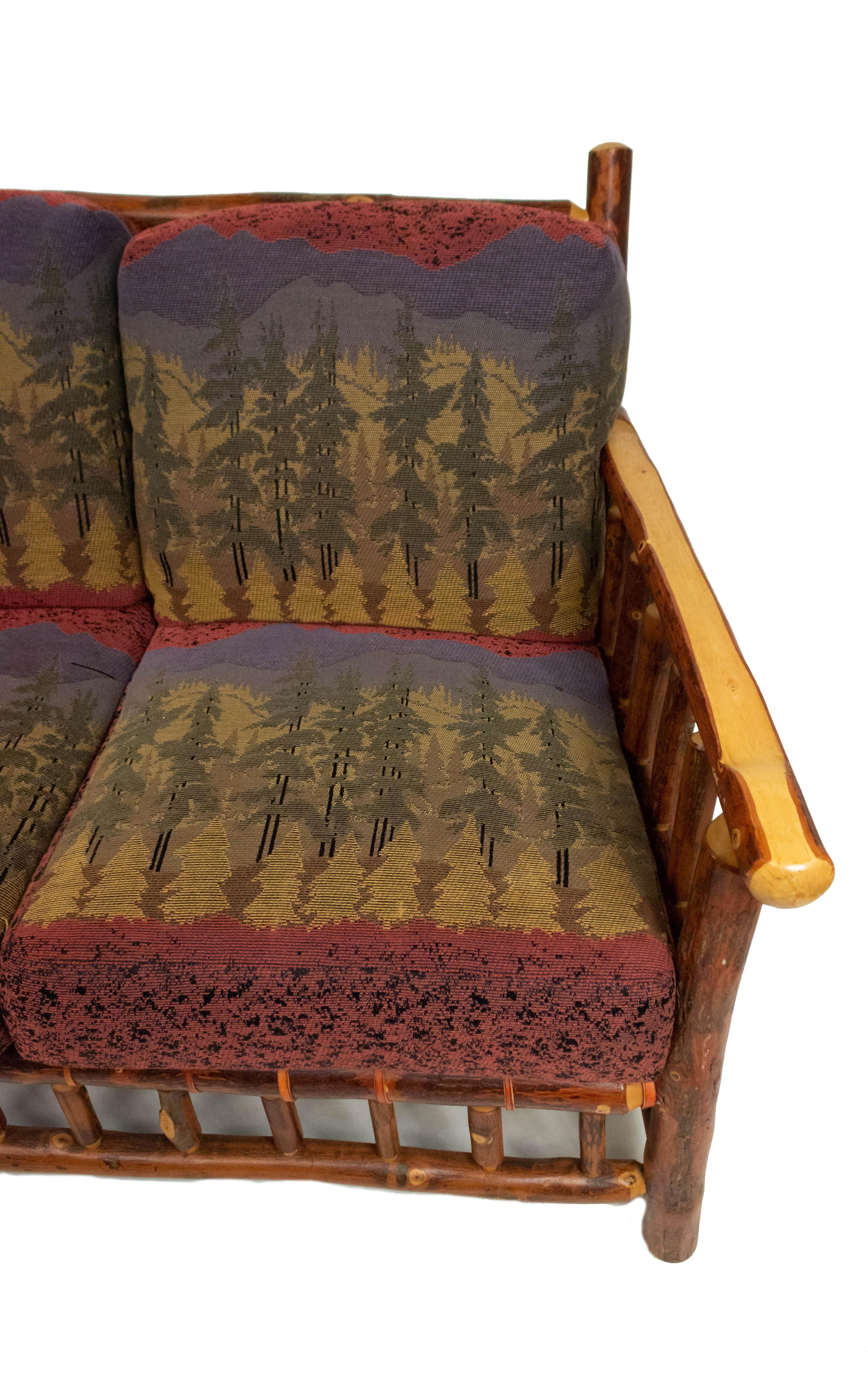 Rustique Canapé rustique en vieux pacanier avec imprimé forestier en vente