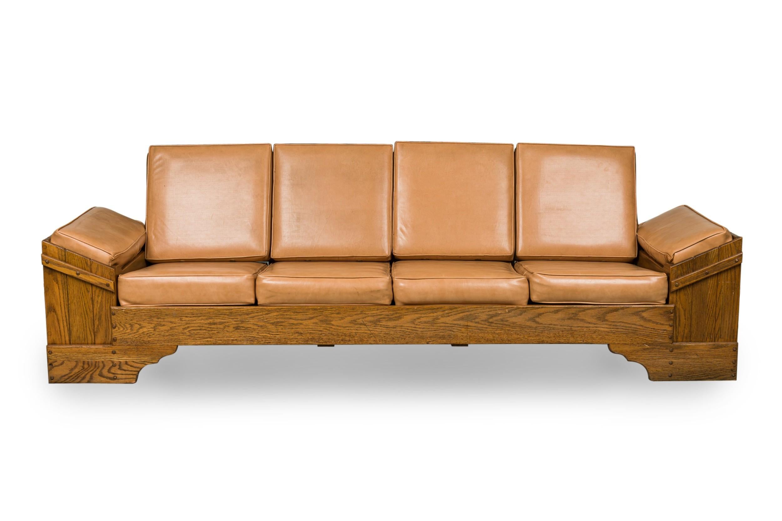 Divano rustico Old Hickory con struttura in legno di hickory contenente un armadietto chiuso con cerniere e chiavistello in ferro nel bracciolo destro e un armadietto aperto con due ripiani nel bracciolo sinistro, con otto cuscini quadrati