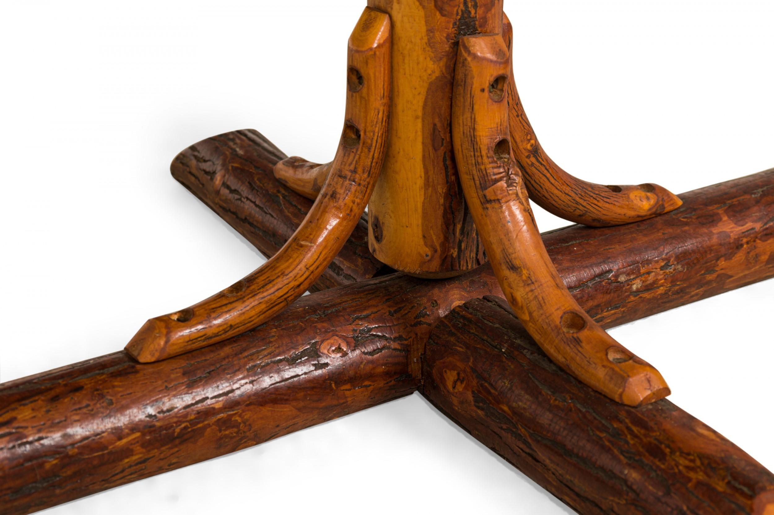Table basse rectangulaire rustique à piédestal en bois de vieux pacanier et piédestal en vente 1