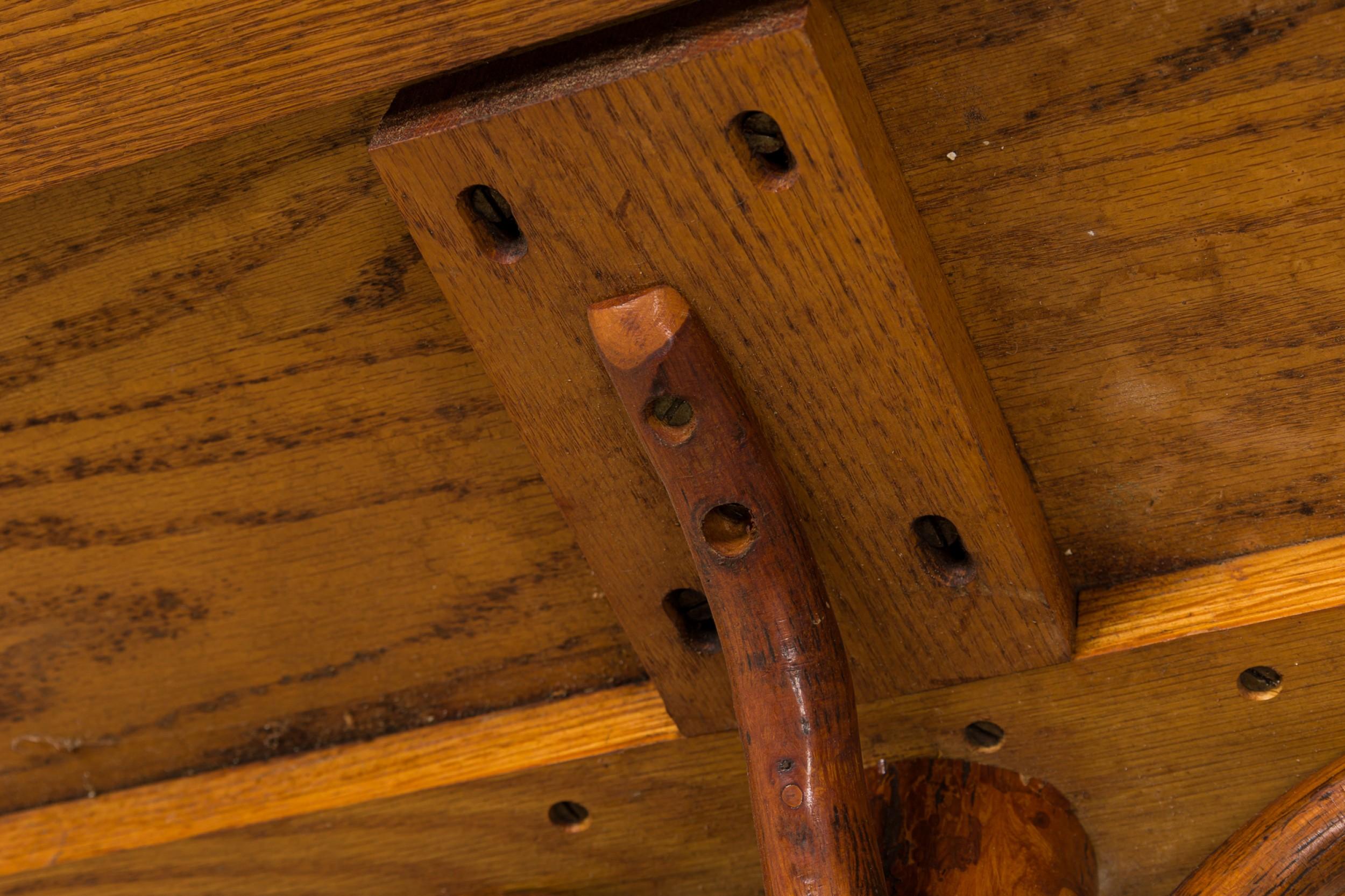 Table basse rectangulaire rustique à piédestal en bois de vieux pacanier et piédestal en vente 3