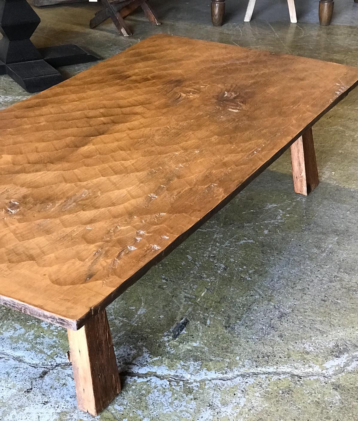 Rustique Table basse rustique à une planche large, taillée à la main en vente
