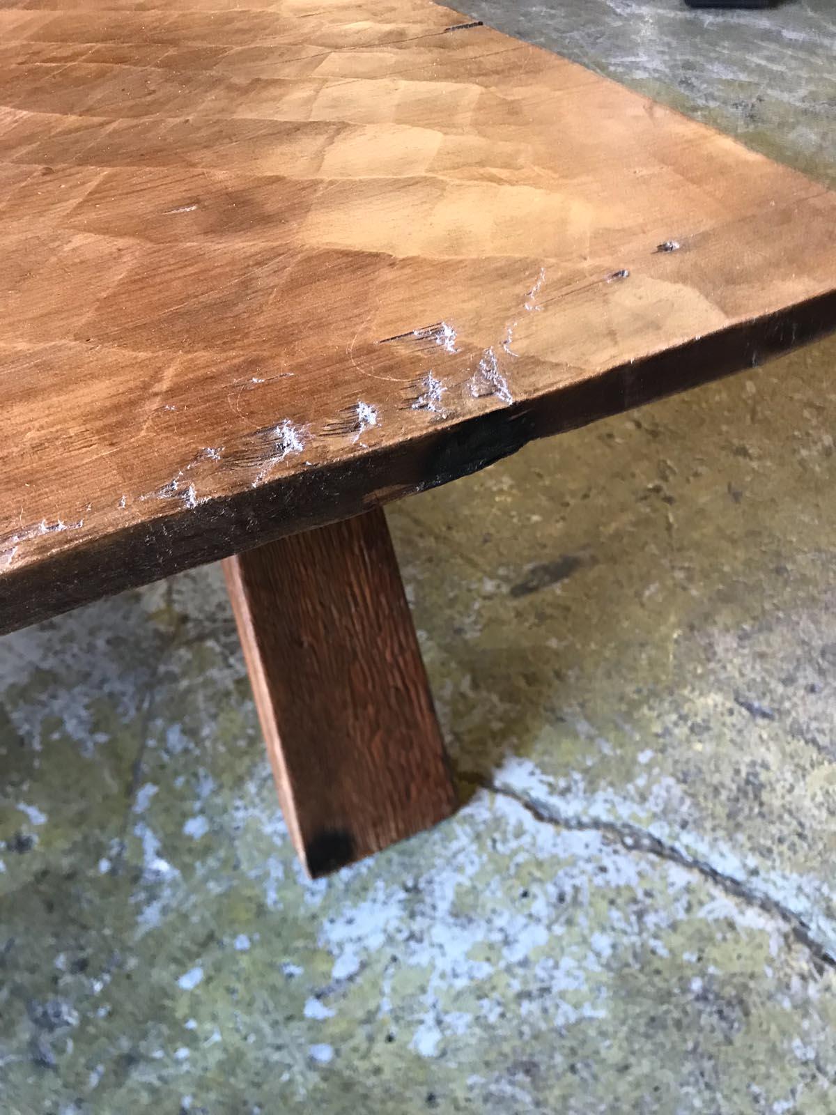 Guatémaltèque Table basse rustique à une planche large, taillée à la main en vente