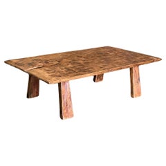 Table basse rustique à une planche large, taillée à la main