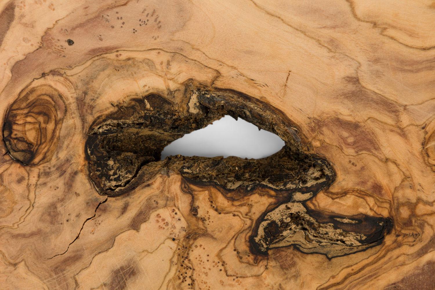 Rustic Organic Live Edge Olive Wood Cutting Board Tray (Rustikal) im Angebot