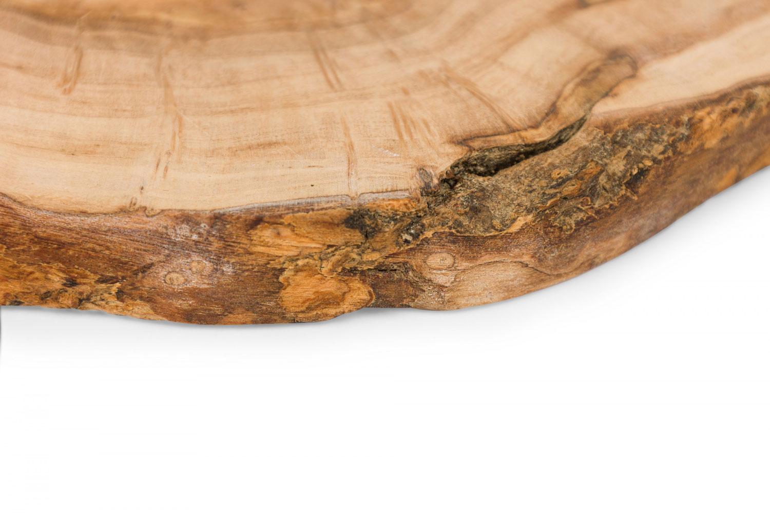 Rustic Organic Live Edge Olive Wood Cutting Board Tray im Zustand „Gut“ im Angebot in Queens, NY