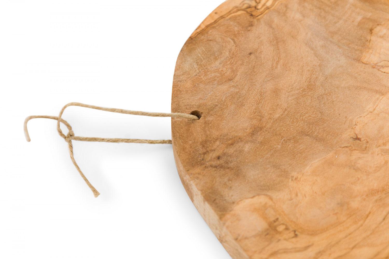 Rustic Organic Live Edge Olive Wood Cutting Board Tray (19. Jahrhundert) im Angebot