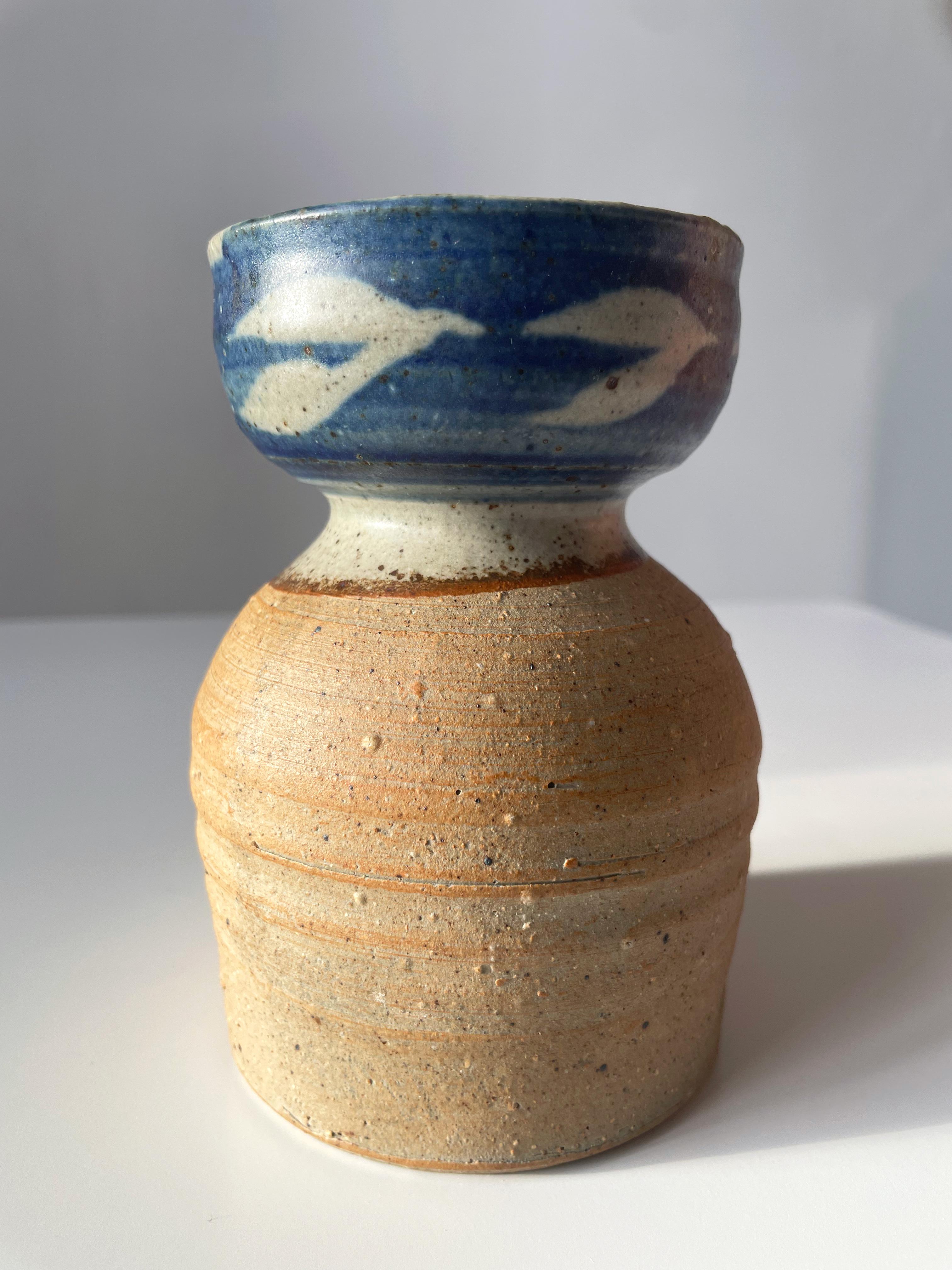 XX secolo Vaso rustico organico moderno blu decor in ceramica fatto a mano danese, anni '70 in vendita