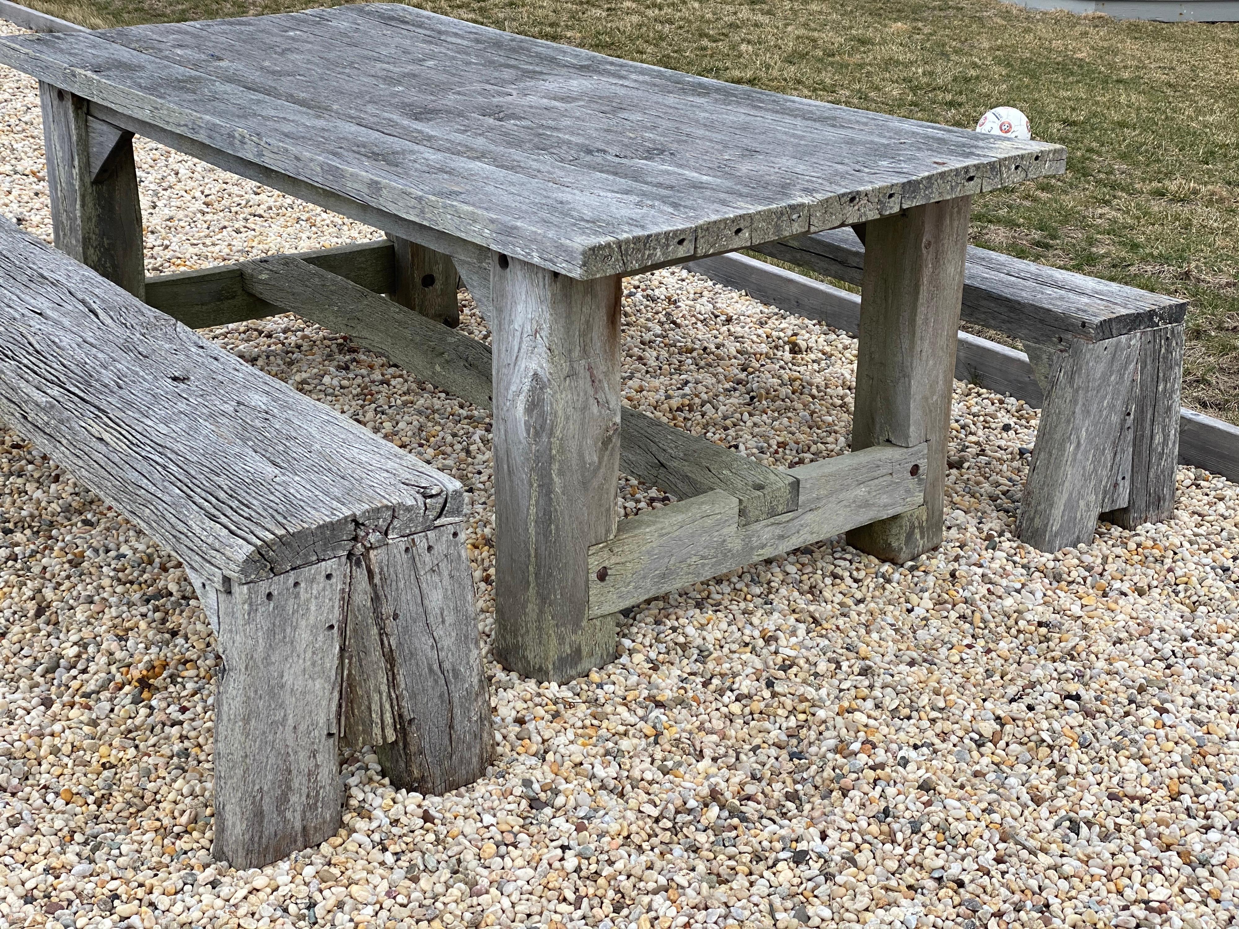Mesa y bancos rústicos de madera para exterior Estadounidense en venta