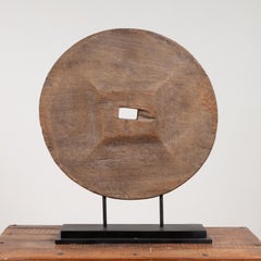 Chariot rustique à bœuf Roue en bois de Thaïlande, montée sur une base peinte en noir