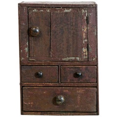 Armoire à boîtes peintes rustique