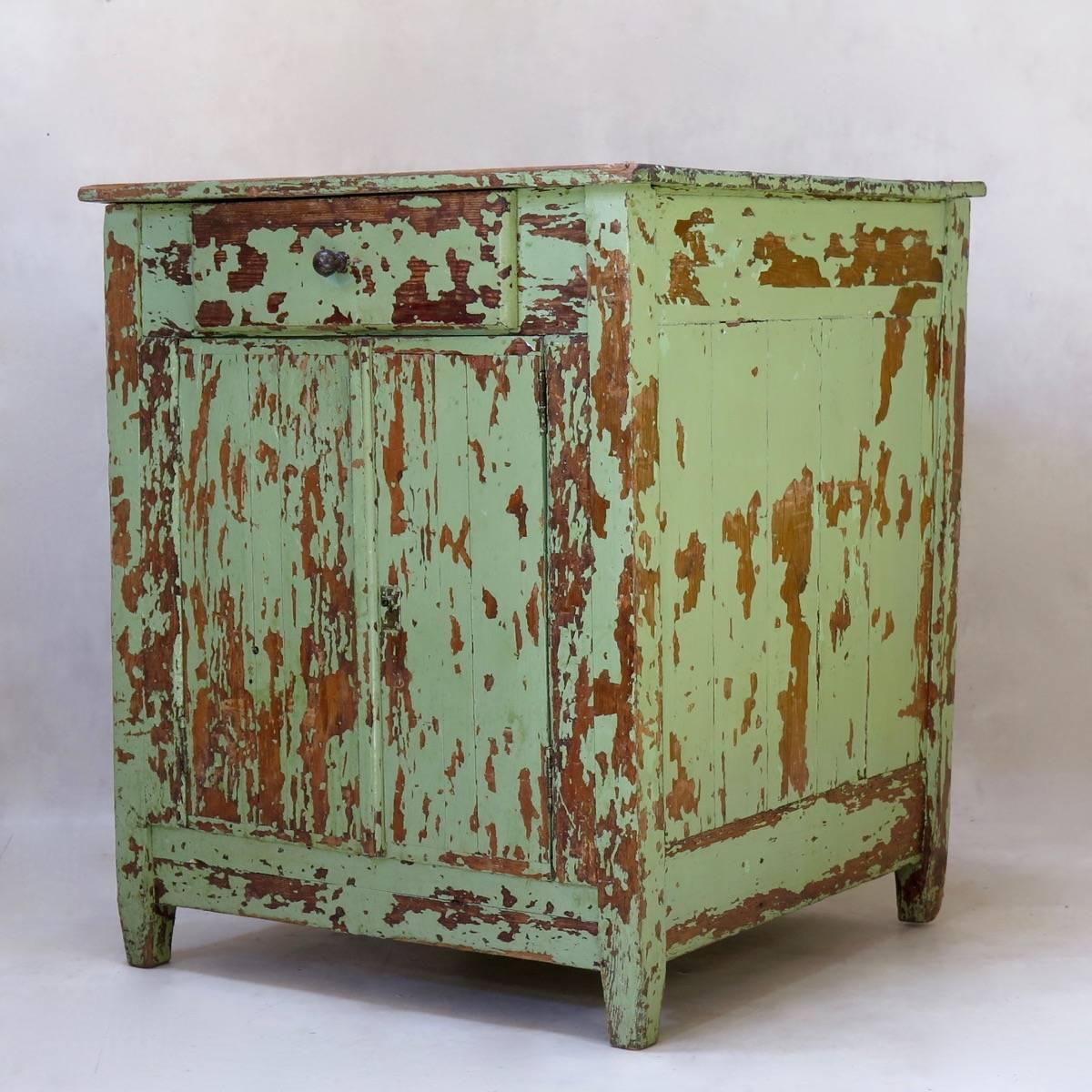 Français Armoire rustique peinte, France, vers 1920 en vente