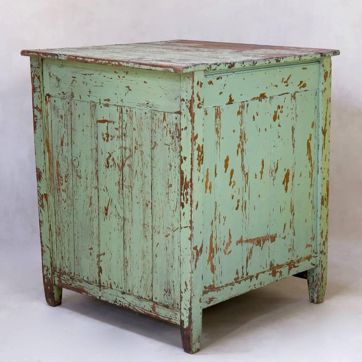 Peint Armoire rustique peinte, France, vers 1920 en vente