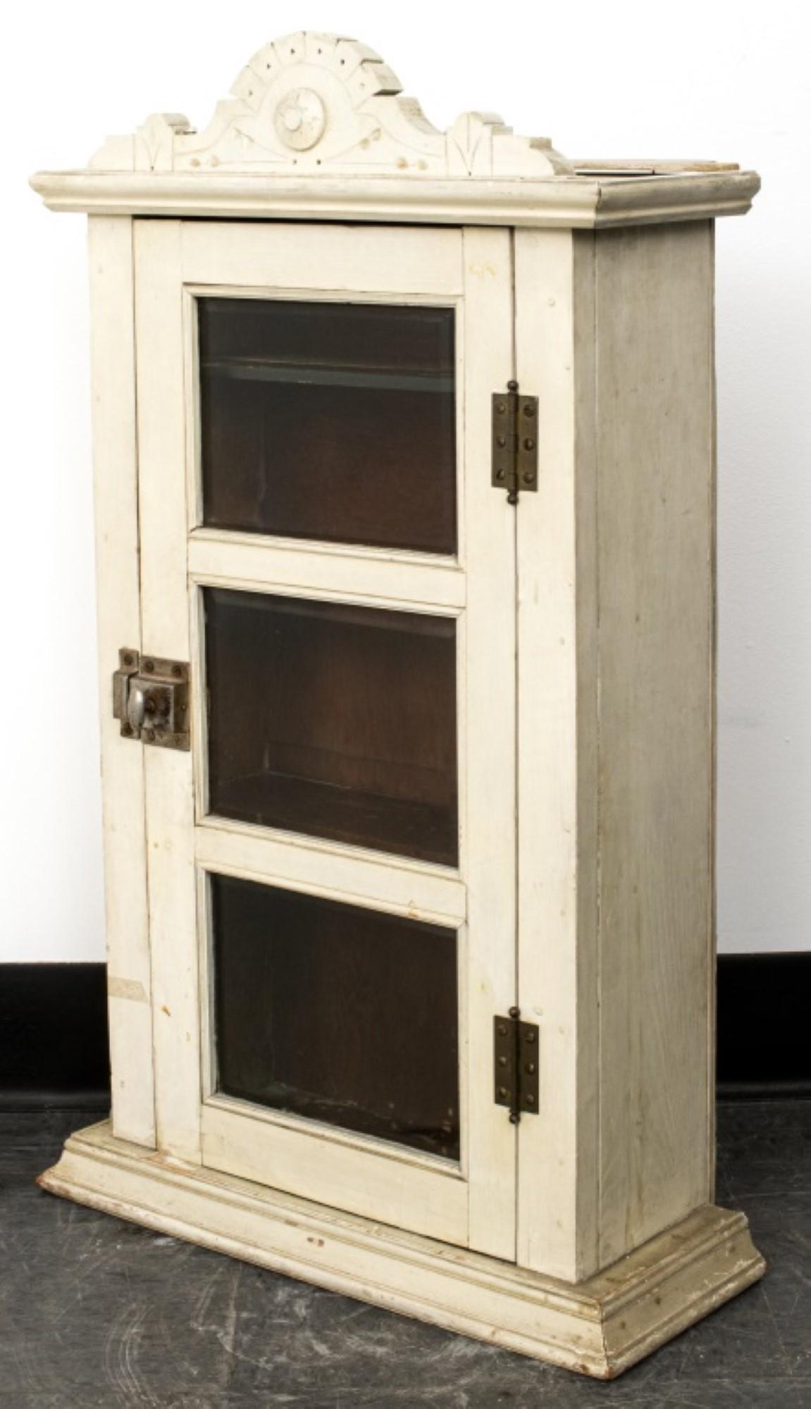 Rustikaler weiß gestrichener Hängeschrank

Merkmale: Verglaste Tür und Einlegeböden, rustikale weiß lackierte Oberfläche.

Händler: S138XX