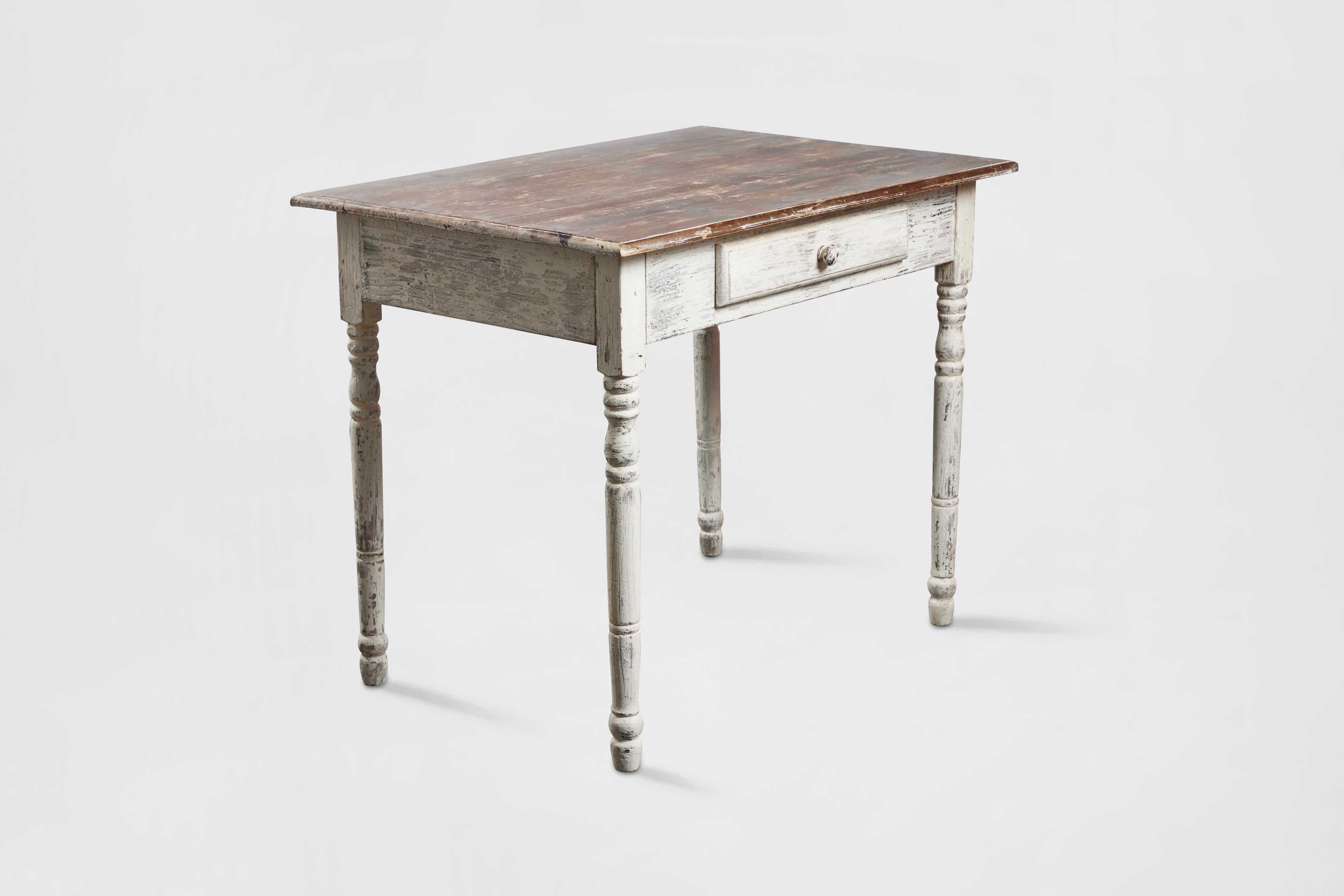 Rustique Table d'appoint rustique en bois peint avec tiroir en vente
