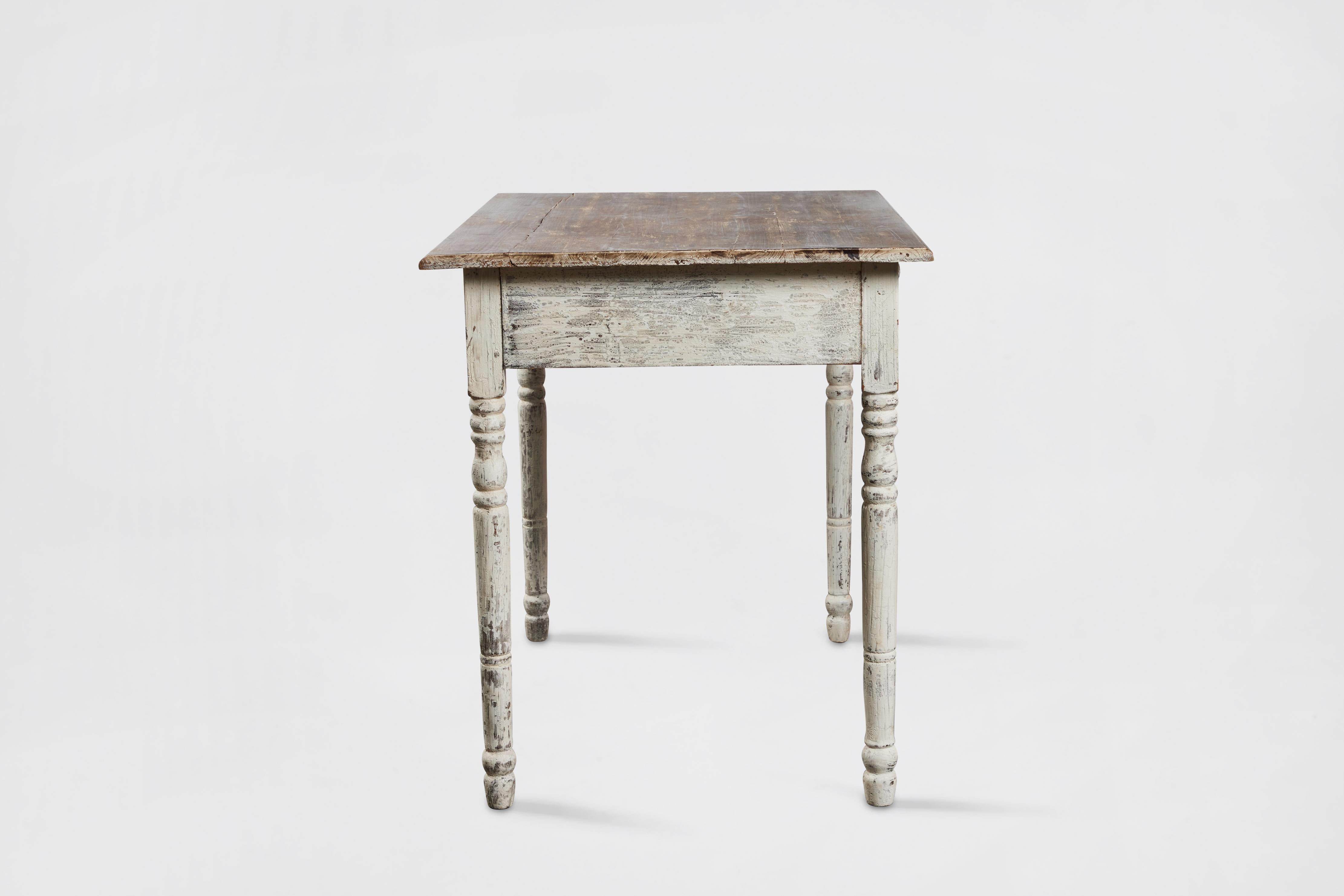 Américain Table d'appoint rustique en bois peint avec tiroir en vente