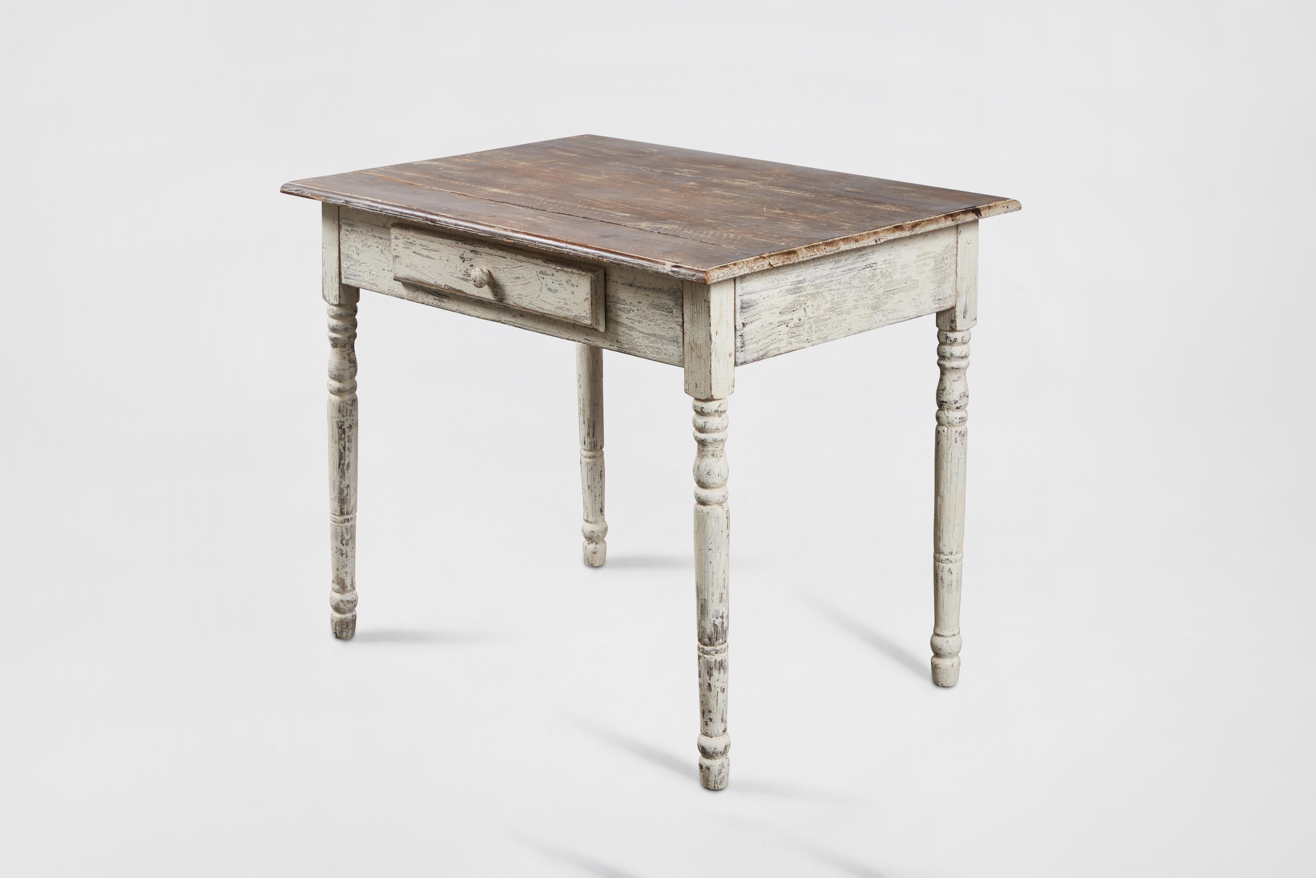 Fin du 20e siècle Table d'appoint rustique en bois peint avec tiroir en vente