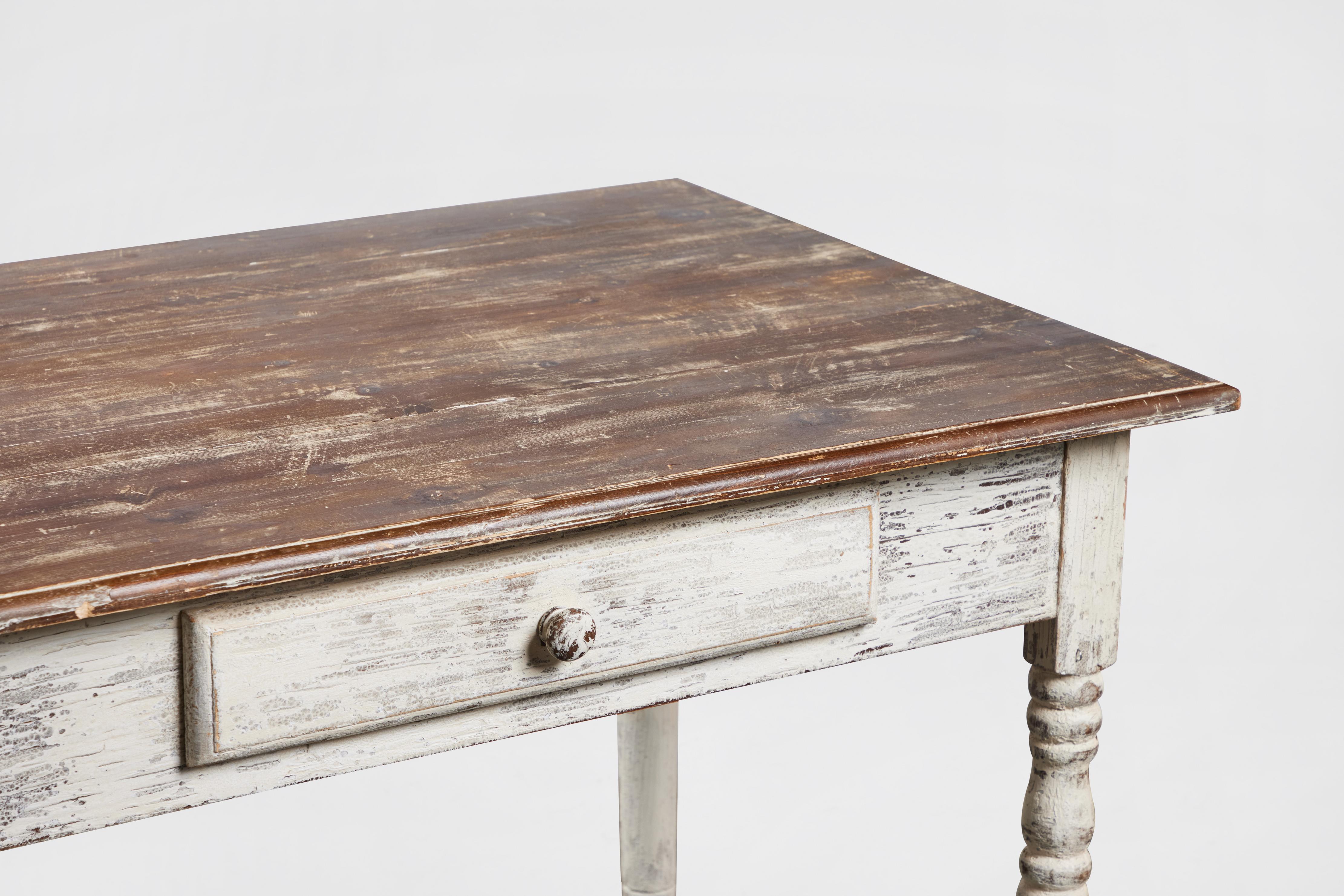 Bois Table d'appoint rustique en bois peint avec tiroir en vente