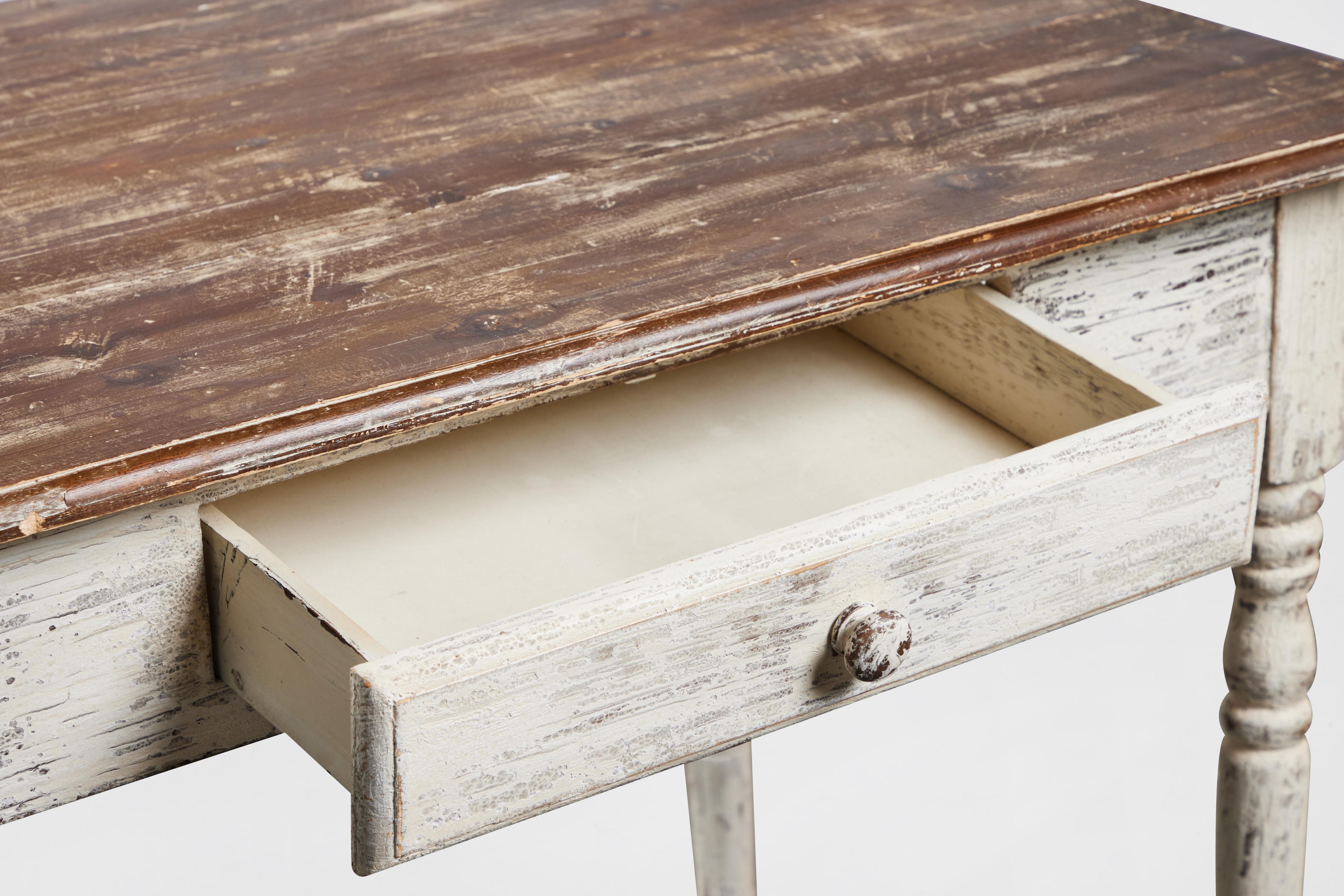 Table d'appoint rustique en bois peint avec tiroir en vente 1
