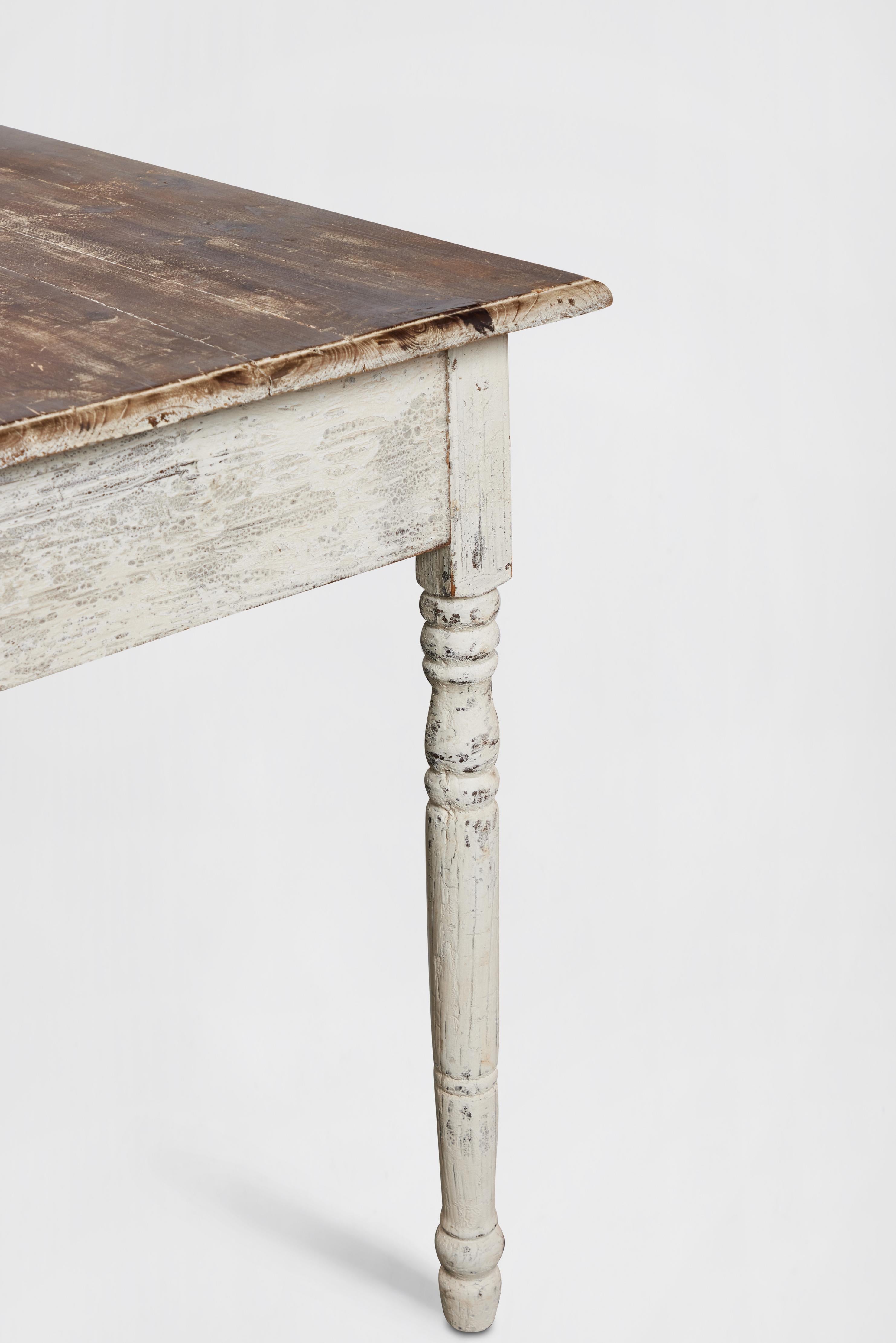 Table d'appoint rustique en bois peint avec tiroir en vente 2