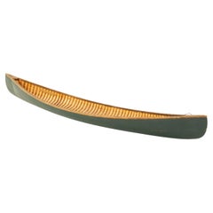 Modello di canoa rustica in legno verniciato