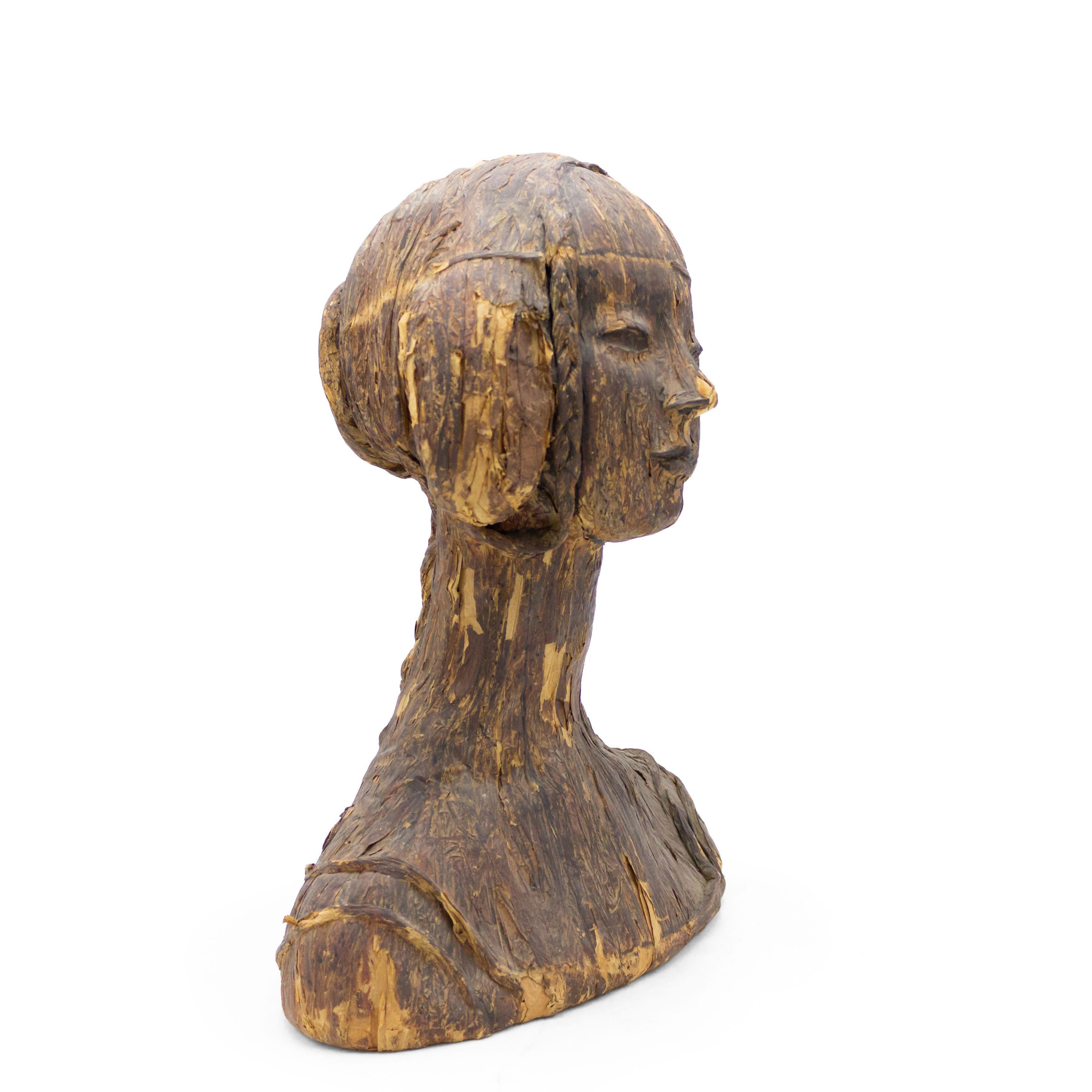 Buste féminin rustique en papier mâché Bon état - En vente à New York, NY