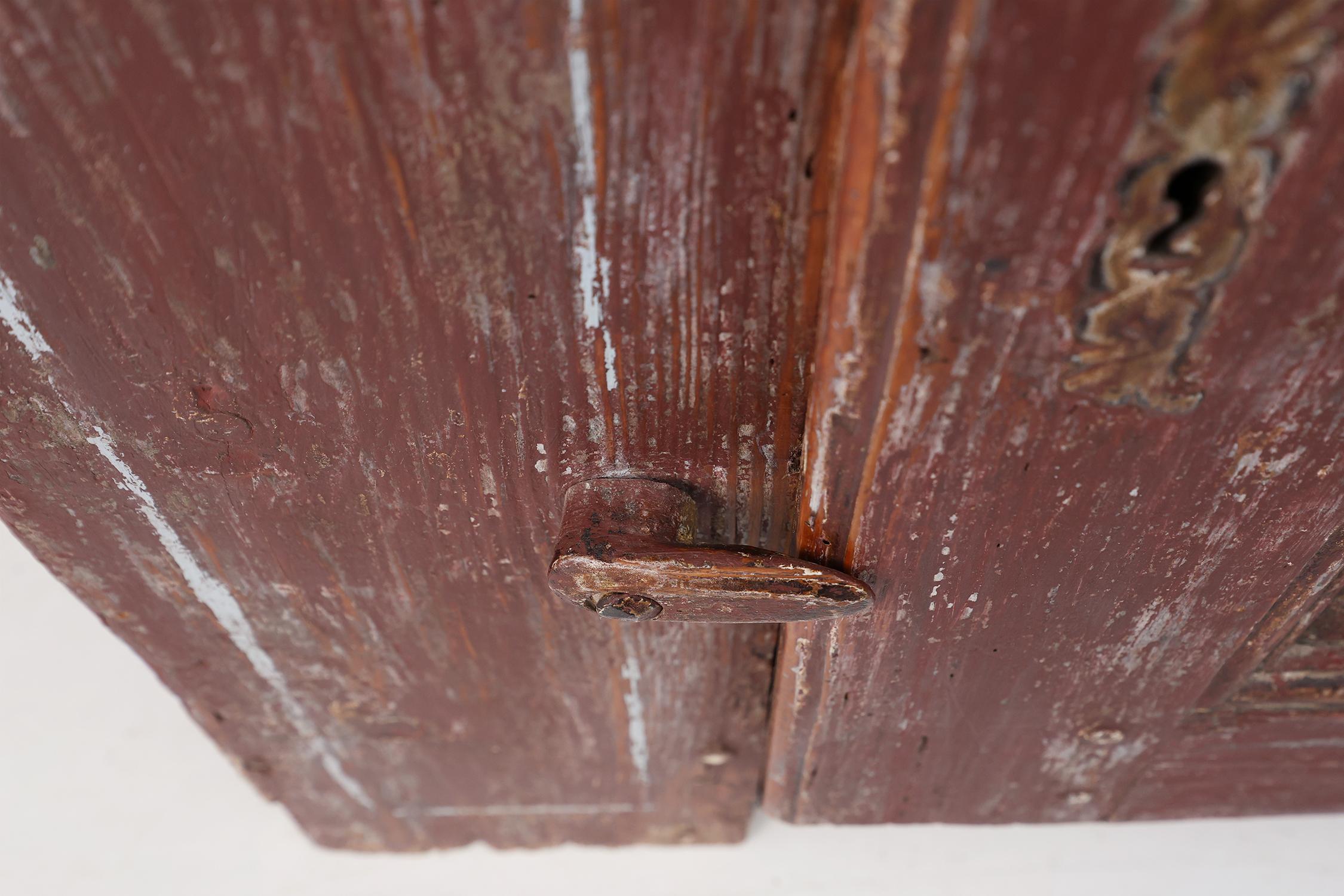 Rustic Parisian cabinet in pine wood with old burgundy paint layers, ca. 1820 For Sale 4