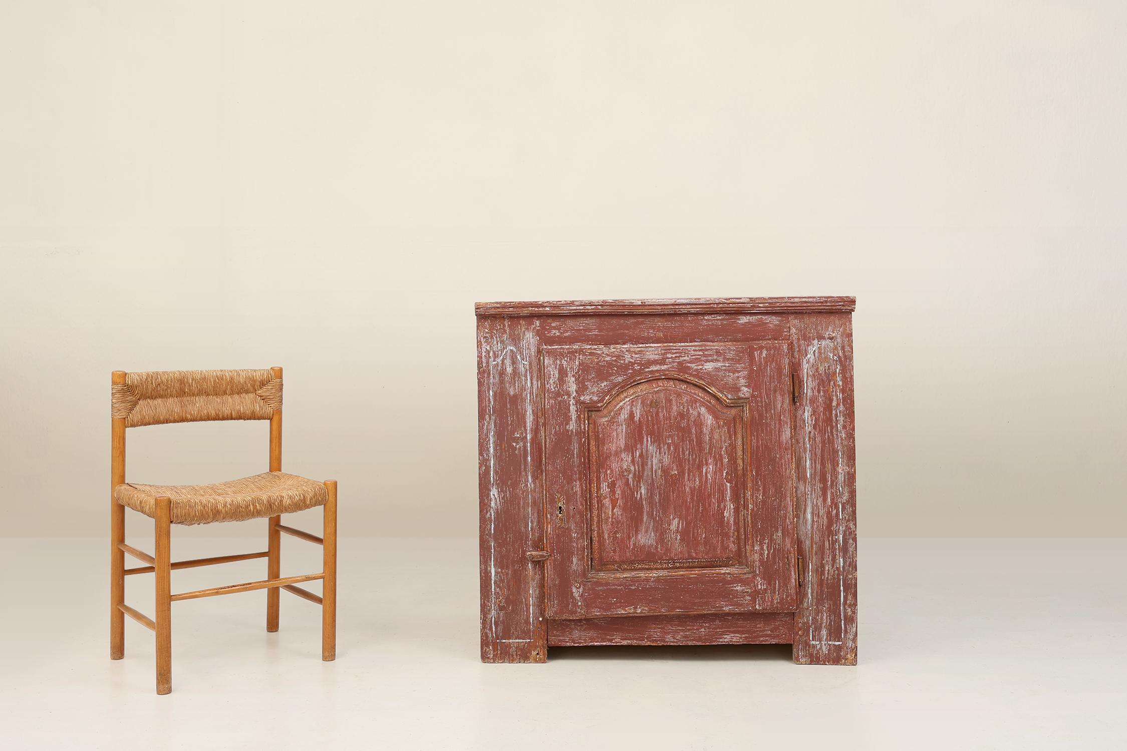France / 1820 / cabinet / pine wood / French / Rustic

Charming French rustic cabinet in pine wood with beautiful patina and old layers of white and burgundy shaded paint. This primitive designed hand crafted cabinet has one large door with a wooden