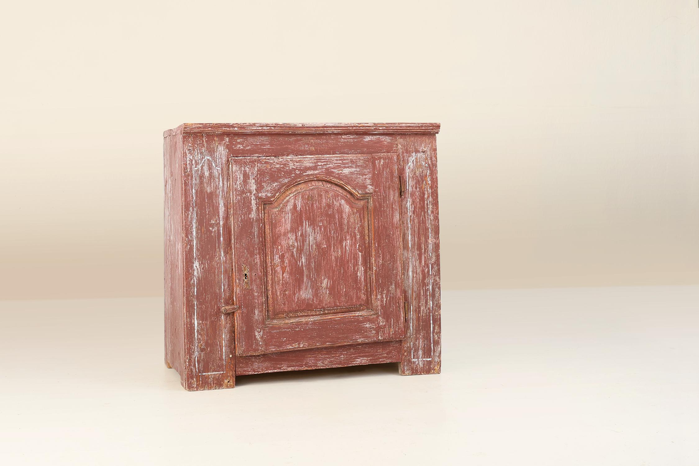 Rustic Parisian cabinet in pine wood with old burgundy paint layers, ca. 1820 In Good Condition For Sale In Meulebeke, BE